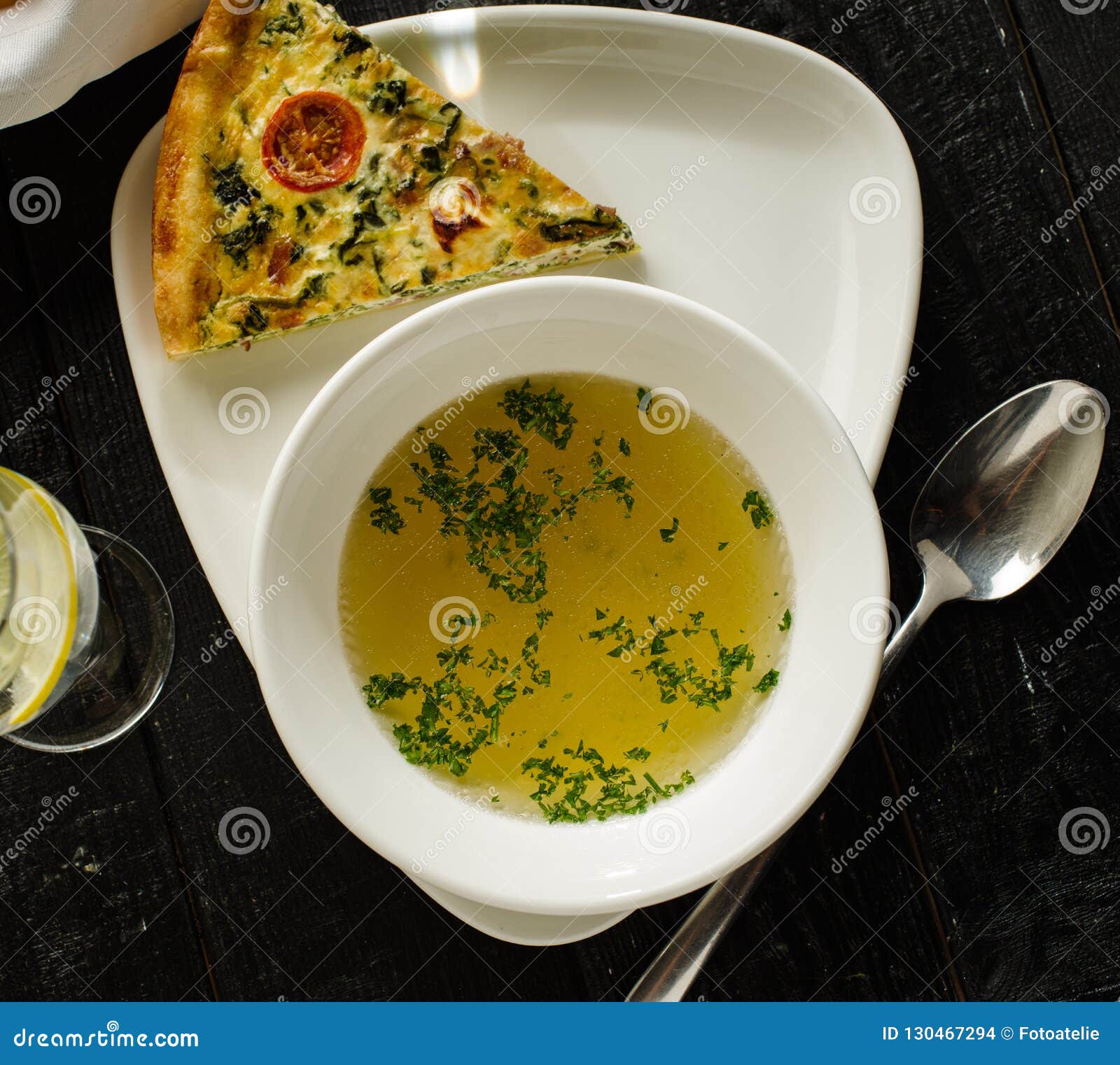 Brodo Di Pollo Con Kish Loren Con Spinaci Ed Il Prosciutto Fotografia