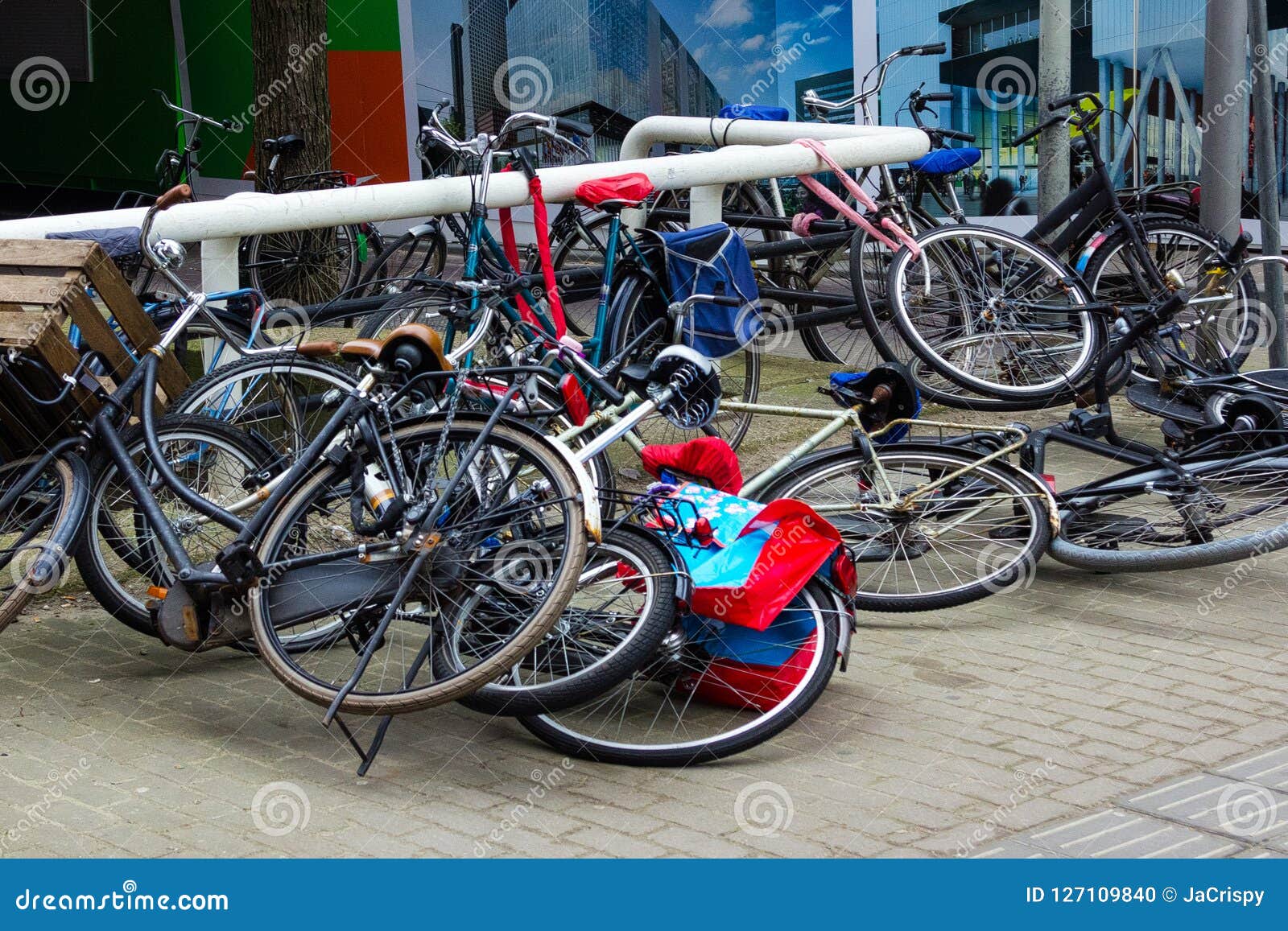 Broke the bike. Велосипед лежит у тротуара. Лежащий велосипед в деревне. Много велосипедов валяются. Лежат велосипеды Вознесенский.