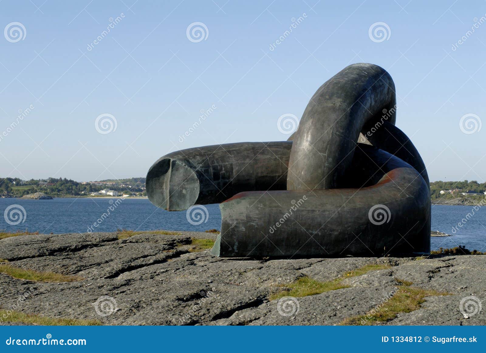 Broken chain monument editorial photography. Image of monument 1334812