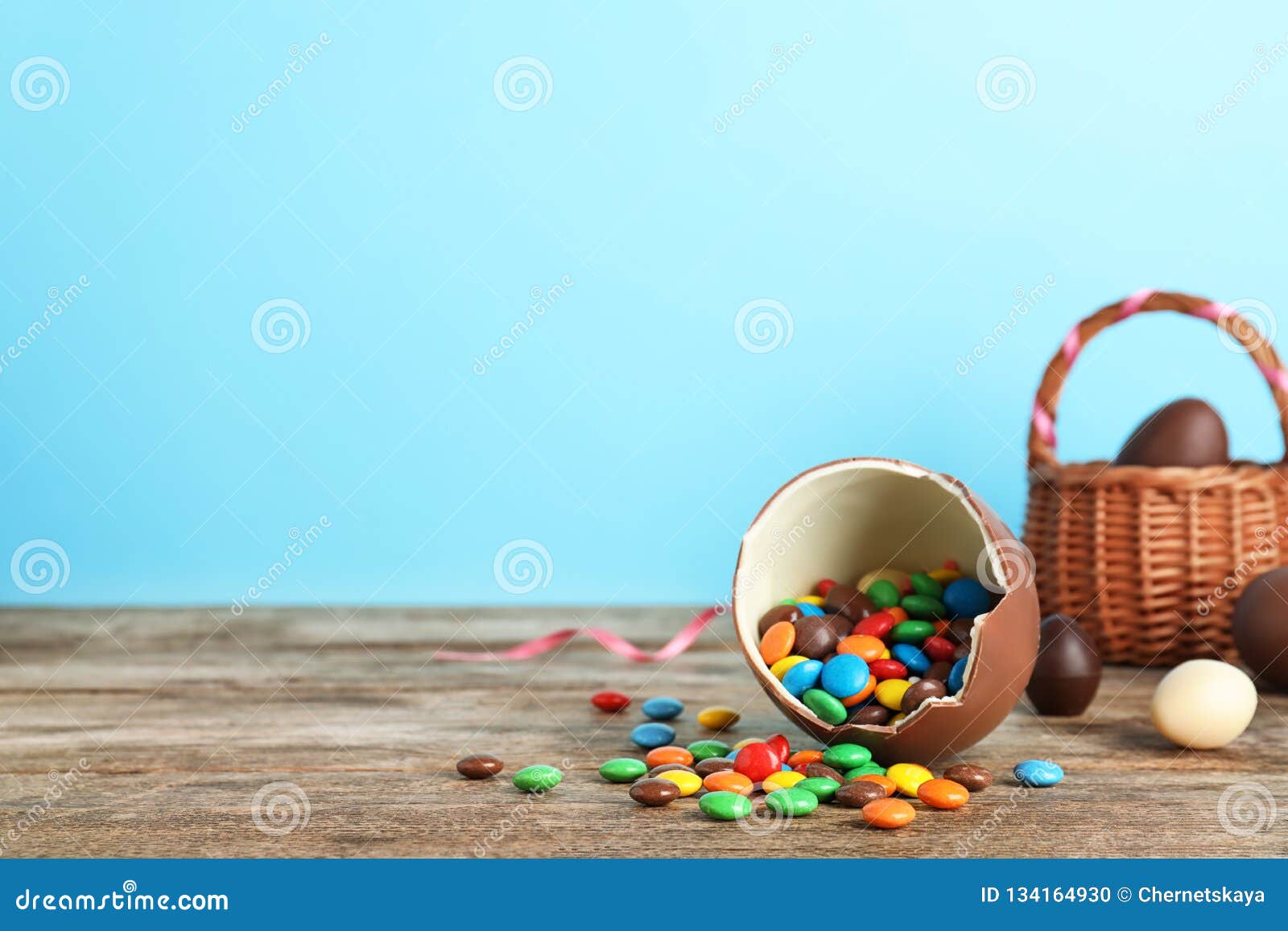 60+ Broken Chocolate Easter Eggs Stock Illustrations, Royalty-Free