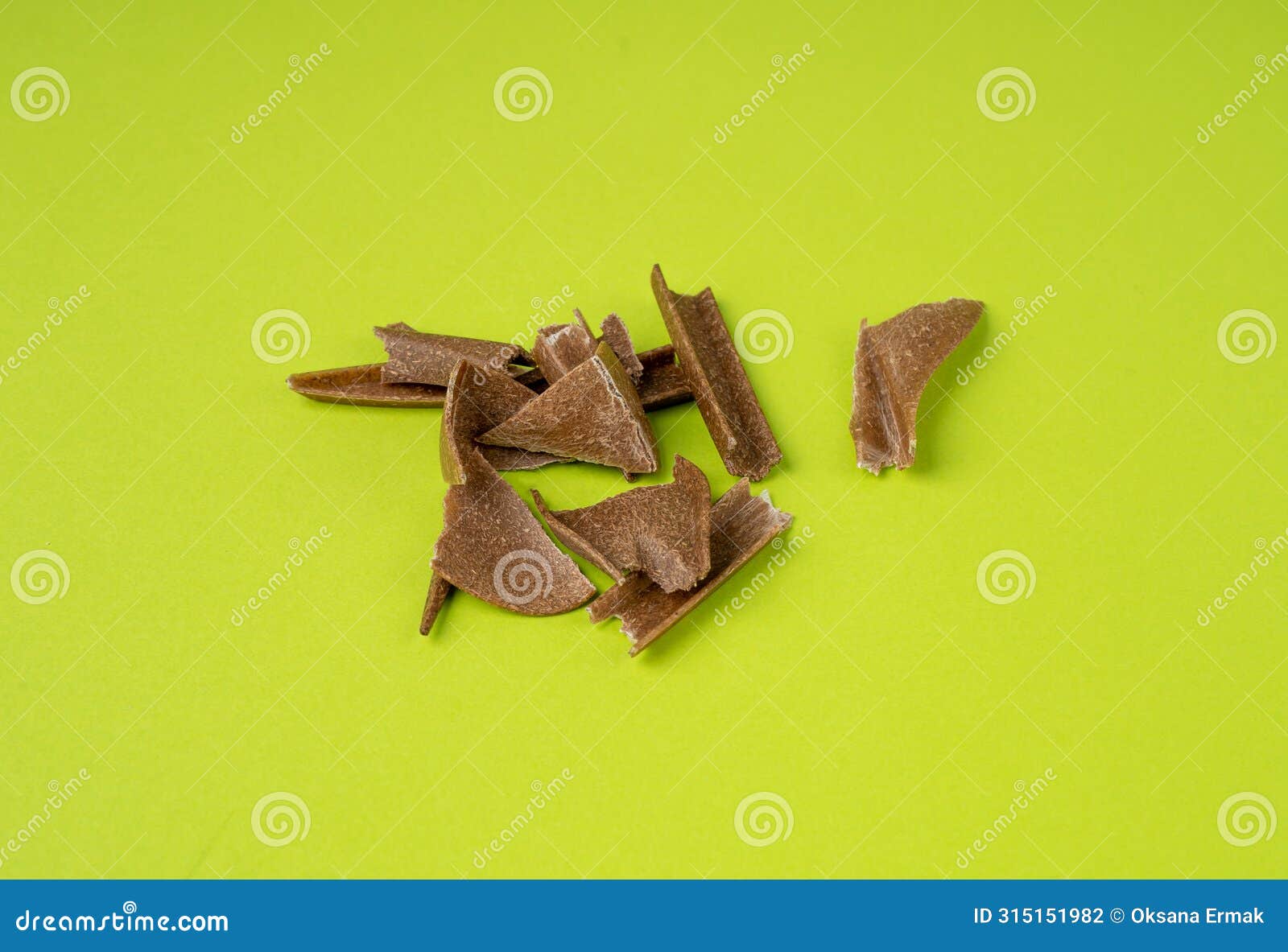 broken disposable brown spoon, wood fiber biodegradable cutlery pieces, eco fibres utensils