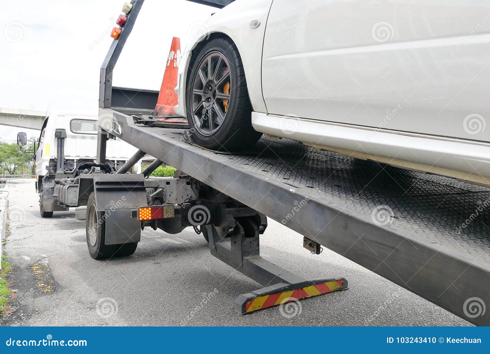 https://thumbs.dreamstime.com/z/broken-down-auto-vehicle-car-towed-onto-flatbed-tow-truck-hook-chain-car-towed-onto-flatbed-tow-truck-hook-chain-103243410.jpg