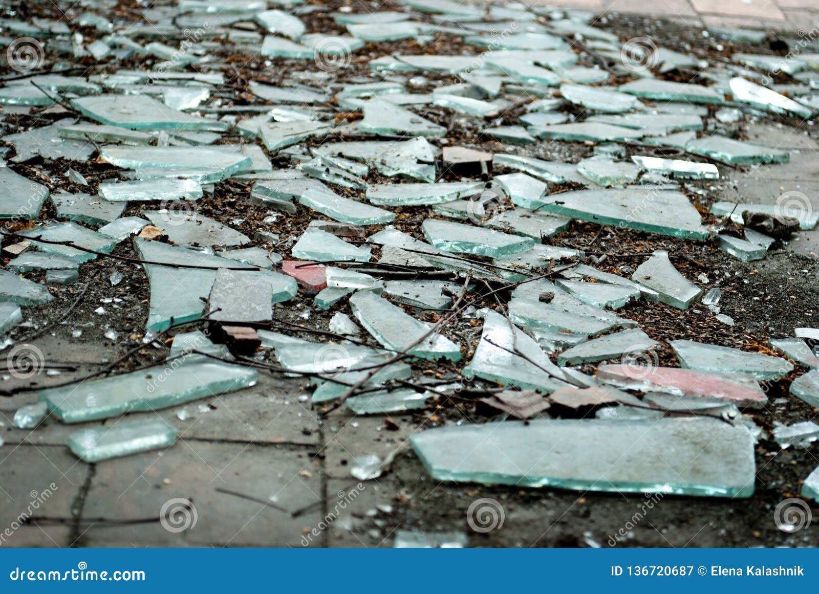 Broken on the floor. Разбитые стекла на полу. Стекло осколки на полу. Пол с разбитым стеклом. Стекло разбитое осколки на полу.