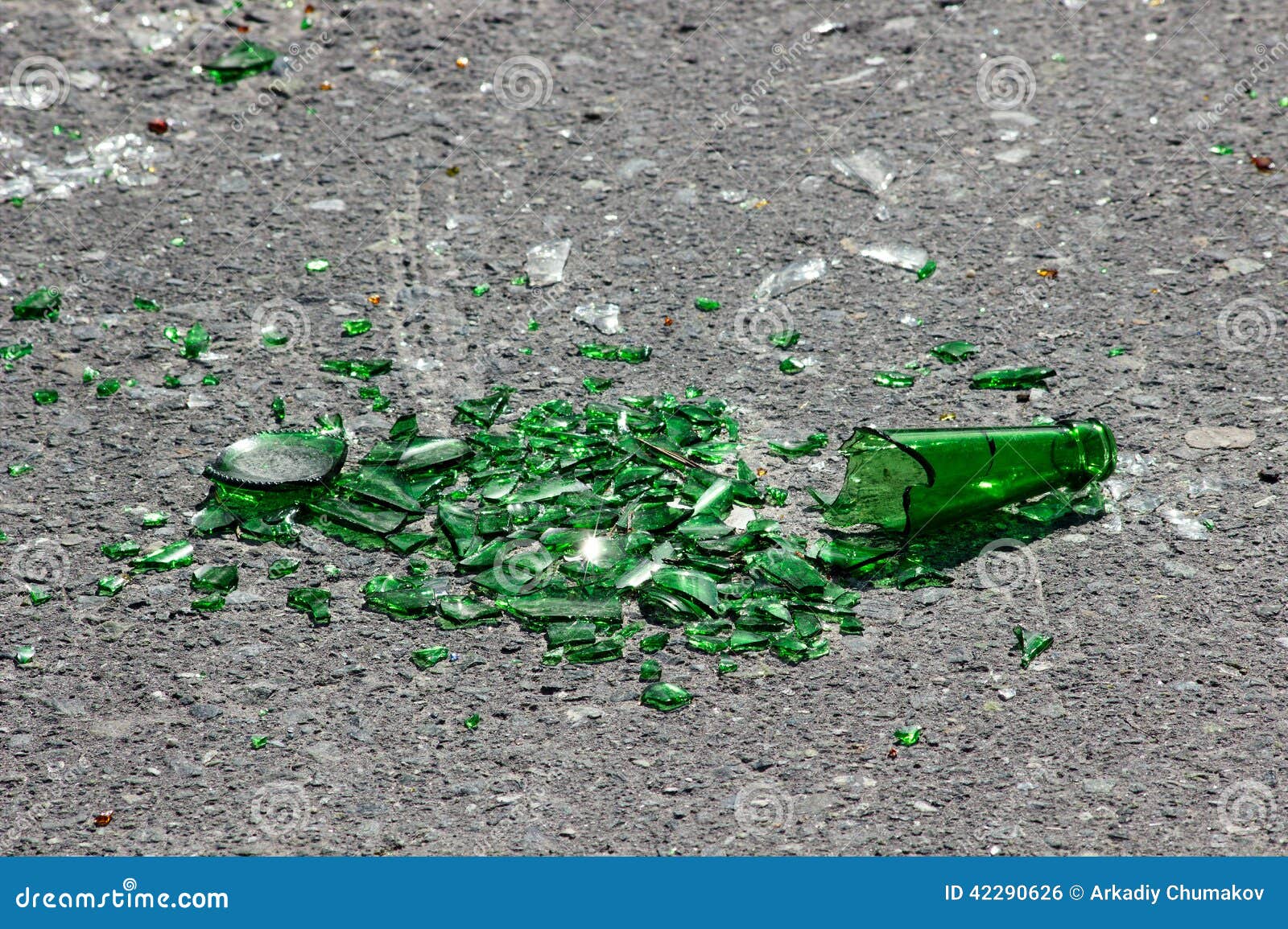 Разбитая бутылка воды. Битое зеленое бутылочное стекло. Разбитые стеклянные бутылки. Разбитая бутылка на тротуаре.