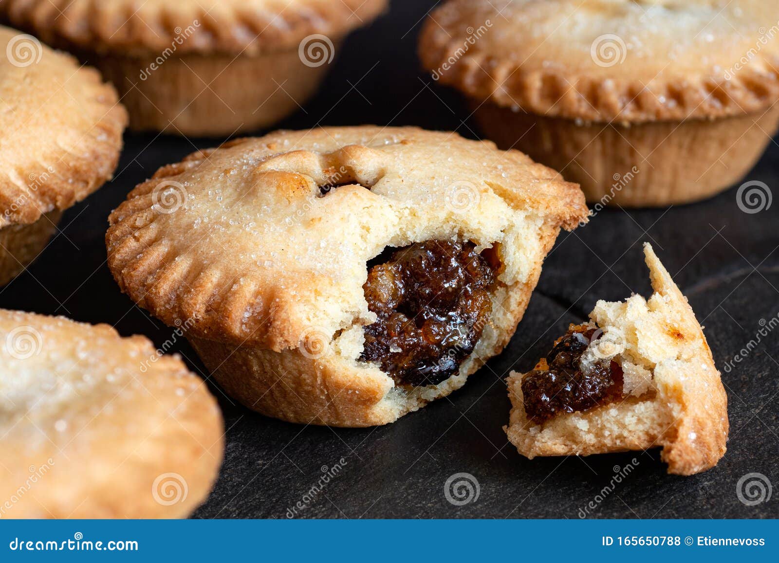 https://thumbs.dreamstime.com/z/broken-open-traditional-british-christmas-mince-pie-fruit-filling-next-to-whole-pies-black-slate-165650788.jpg