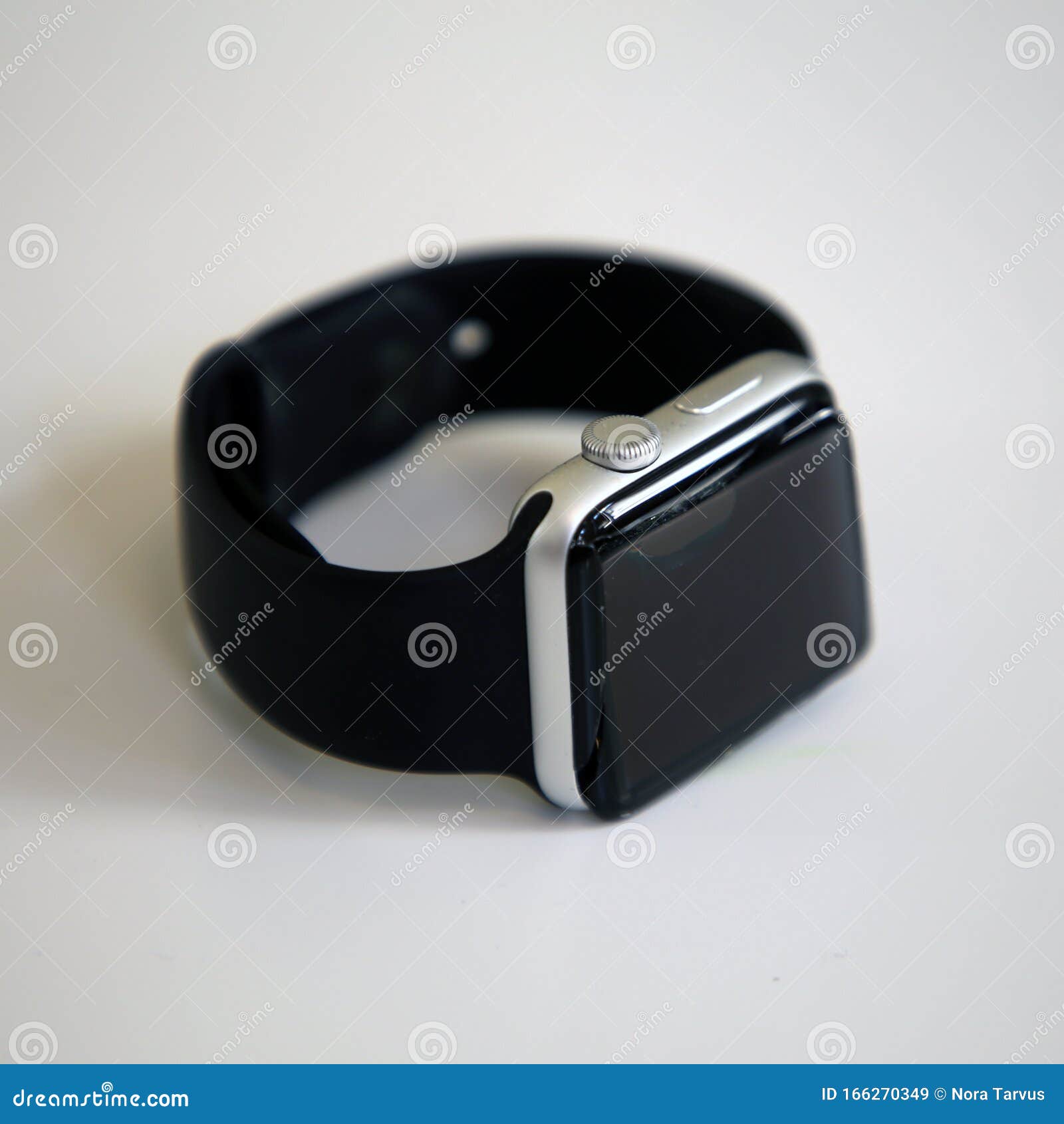 Broken Series 3 Apple Watch On A White Table Surface 编辑类库存图片 图片包括有社论 赫尔辛基