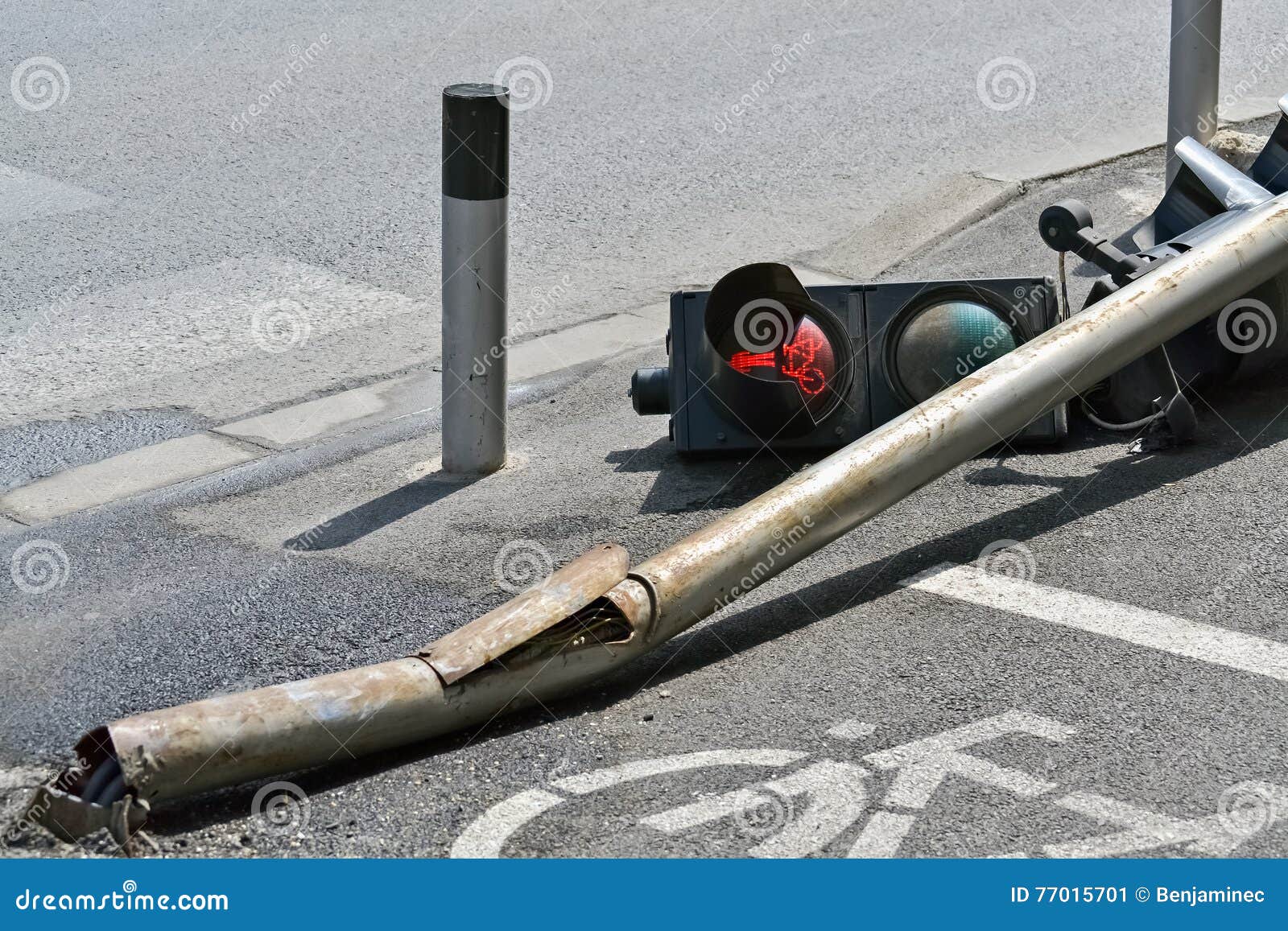 Broken traffic light stock image. Image of inebriation 77015701