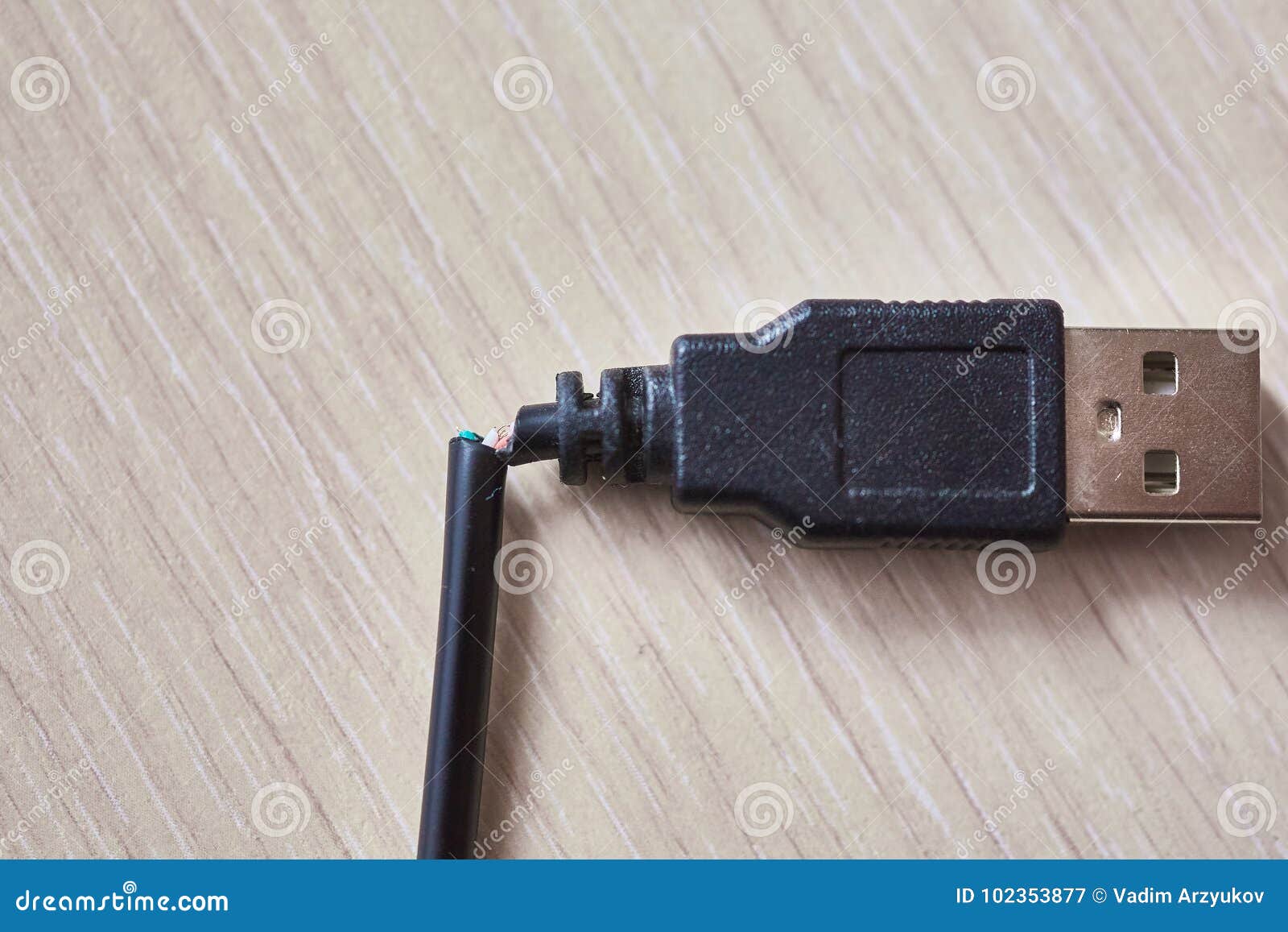 Телефон не видит шнур usb. Сломанный USB провод. USB кабель на деревянном столе. Перелом кабеля USB. Сломался юсб.