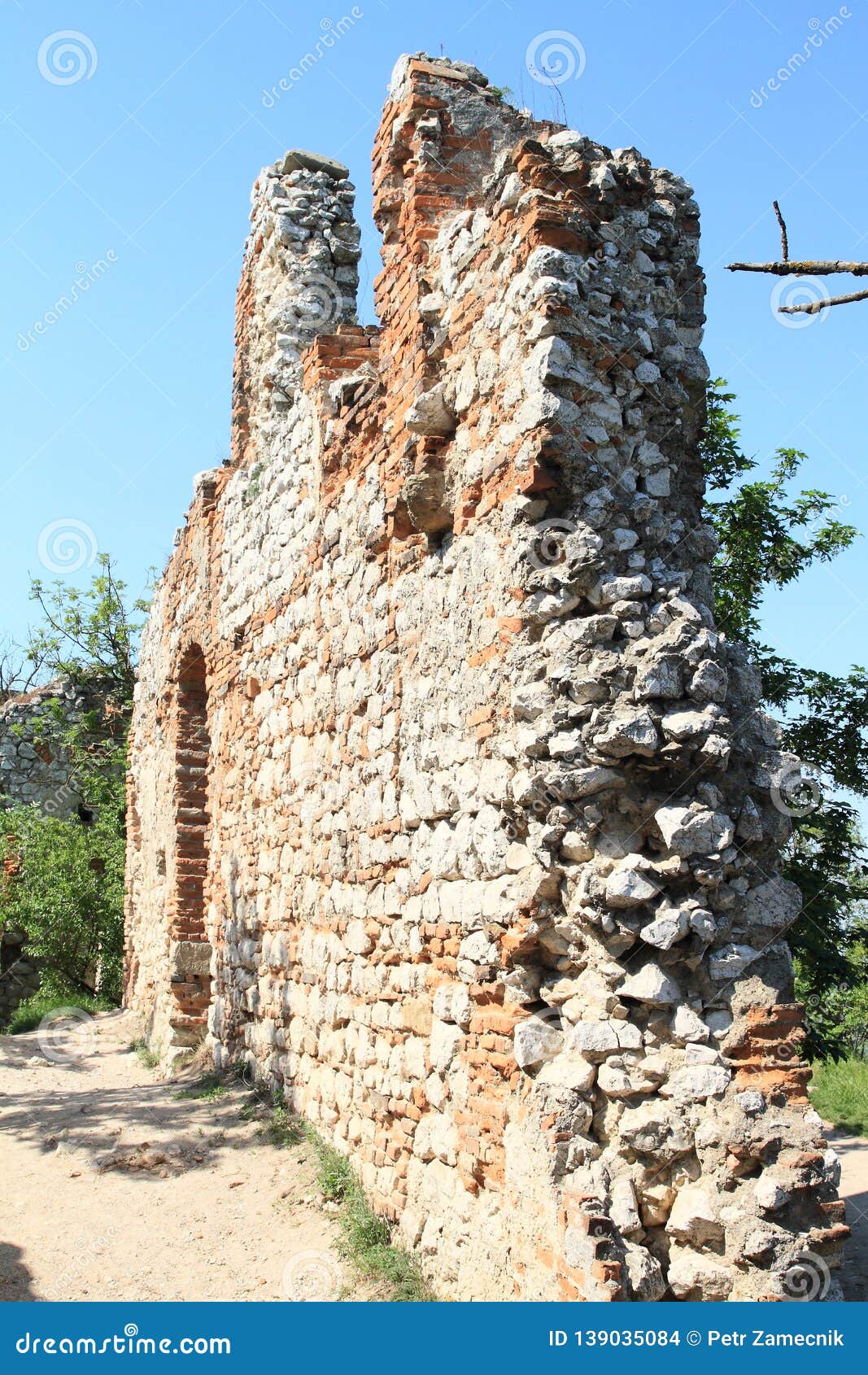 Broken Wall of Castle Devicky on Palava Stock Photo - Image of historic  cellar 139035084