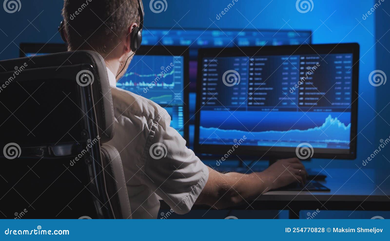 Broker Works in Office Using Workstation and Analysis Technology