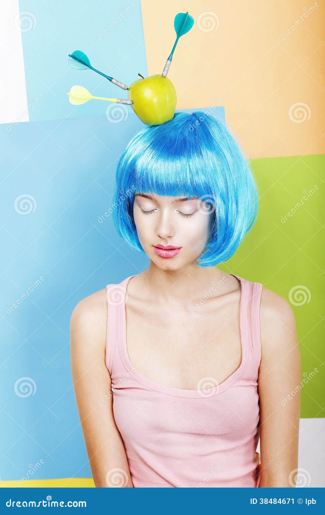 Broma. Bicho Raro Excéntrico De La Mujer En Peluca Azul Con Los Dardos Y  Apple Verde Imagen de archivo - Imagen de futurismo, persona: 38484671