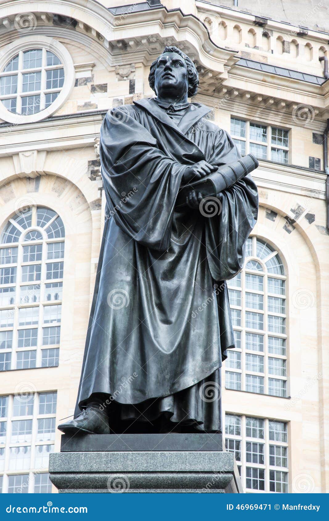 bronce statue of martin luther