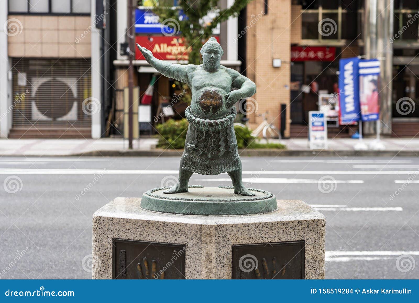 Lot - A Japanese bronze sculpture of a sumo wrestler, 19thC/20thC, H 29,5 cm