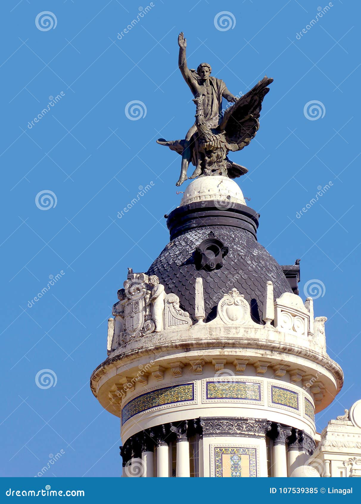 sculptural composition on the dome of la uniÃÂ³n y el fÃÂ©nix building, cÃÂ³rdoba