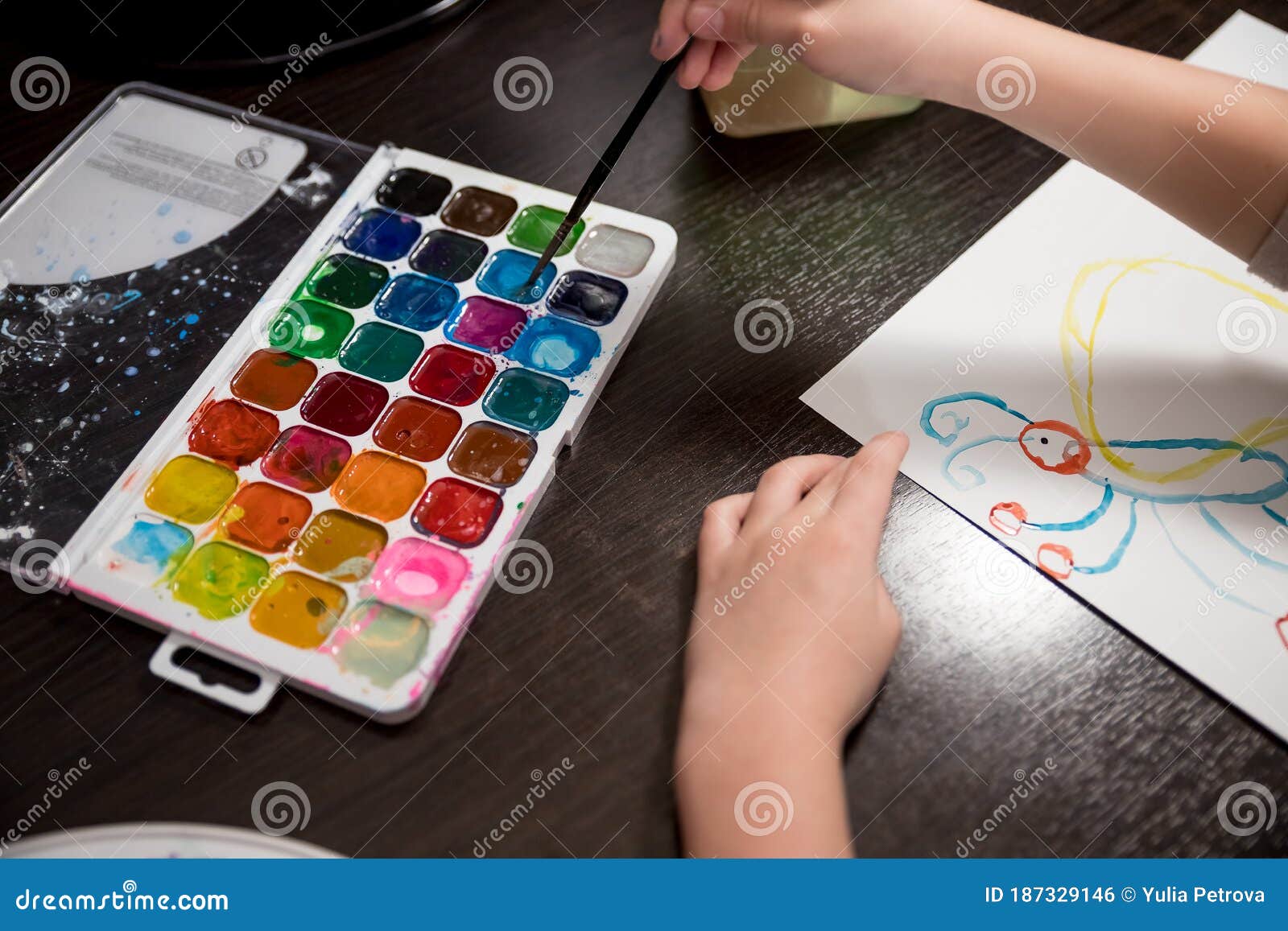 Brosse Et Peinture De Participation De L'enfant Sur Les Couleurs