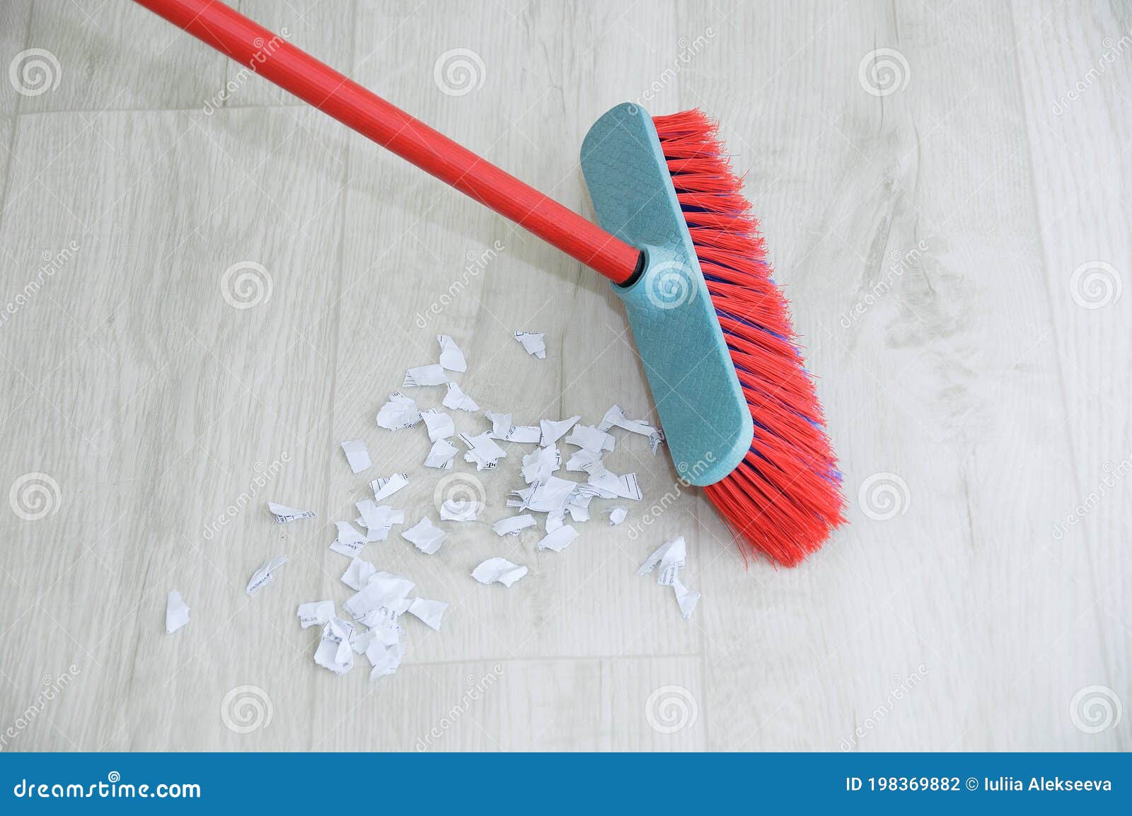 Brosse Le Sol Avec La Brosse. Gros Plan De Nettoyage Intérieure Photo stock  - Image du pied, ménage: 198369882