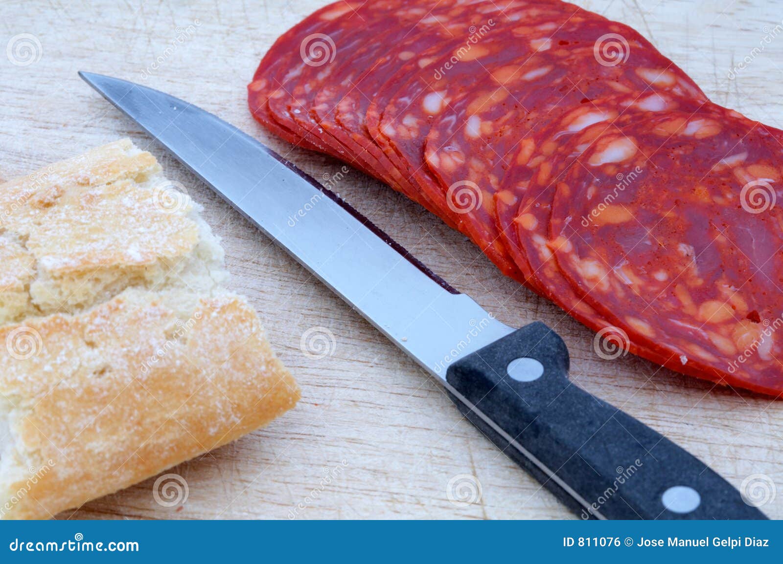 Brot mit Knoblauchwurst stockfoto. Bild von koch, hungrig - 811076
