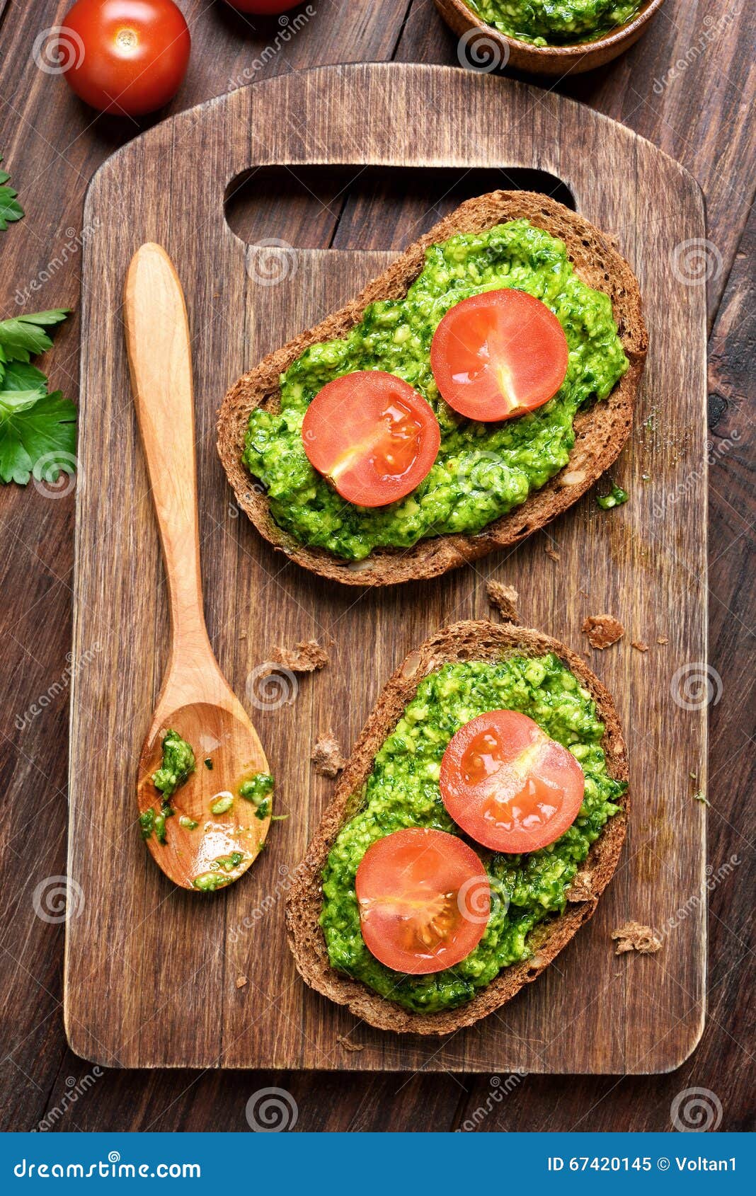 Brot mit Pesto und Tomaten stockbild. Bild von sofa, pesto - 67420145