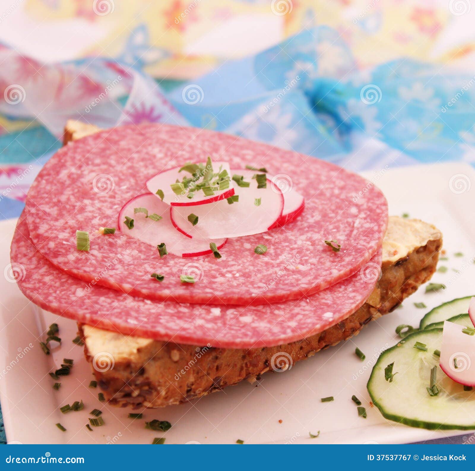 Brot mit Salami stockbild. Bild von brot, rettich, anlasser - 37537767