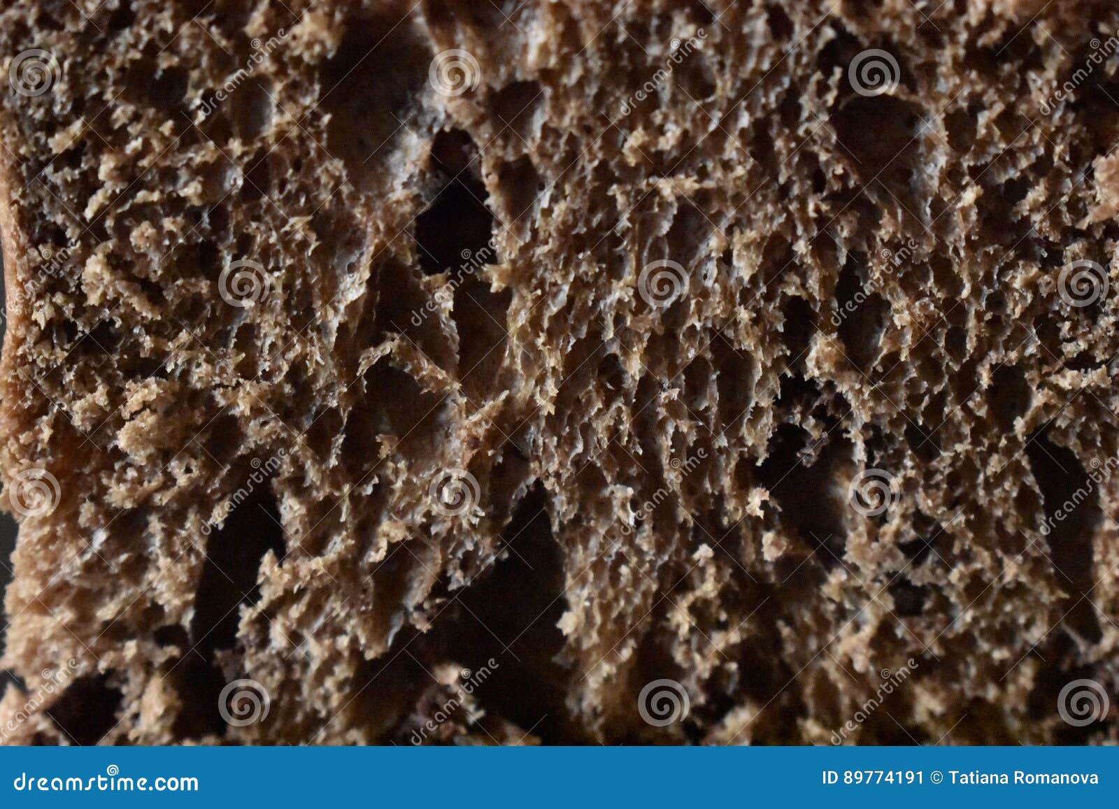 Brotfleisch in einem Schnitt. Masse des Roggenbrotes in einem Abschnitt