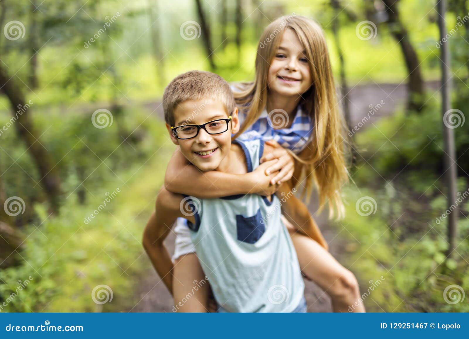 Money sister brother. Фотосессия брата и сестры в лесу. Брат и сестра гуляют в лесу. Брат с сестрой в солнечных очках. Двойняшки брат и сестра подростки.