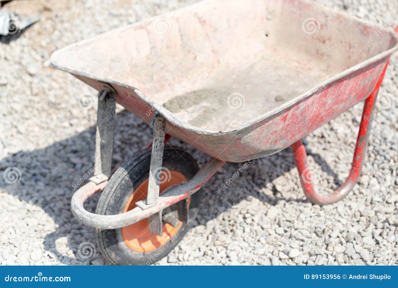 Brouette Au Chantier De Construction Photo stock - Image du métal,  industrie: 89153956