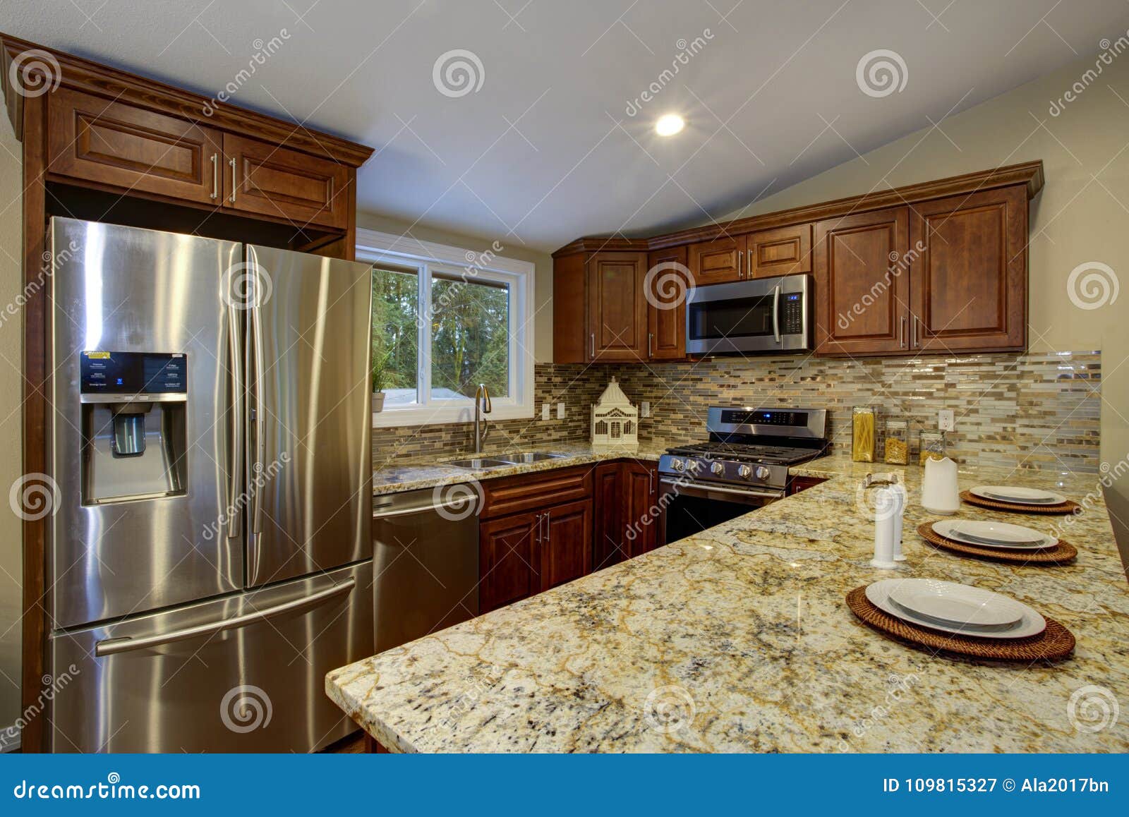 Brown Kitchen Design With Mahogany Kitchen Cabinets Stock Image Image Of Shiny Architecture 109815327