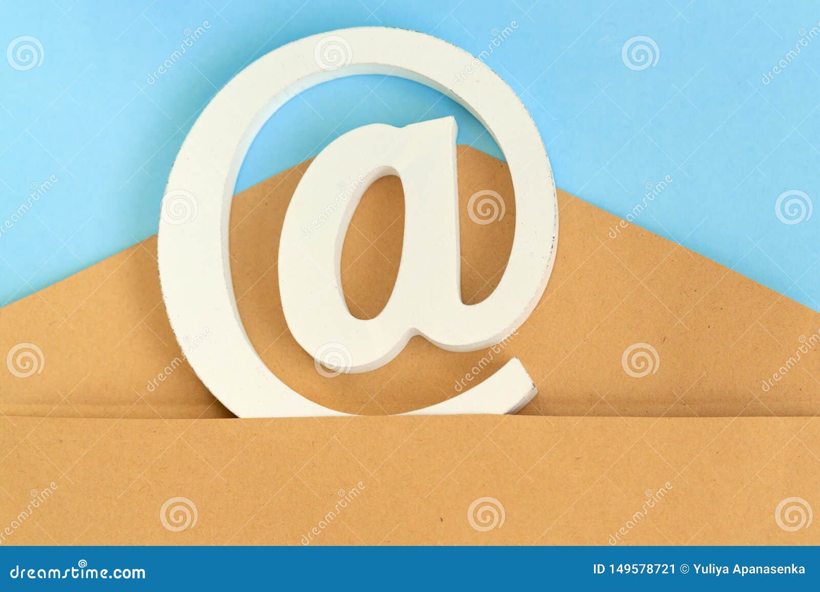 Brown Umschlag Mit E Mail Am Zeichen Auf Blauem Hintergrund Stockbild Bild Von Hintergrund Umschlag