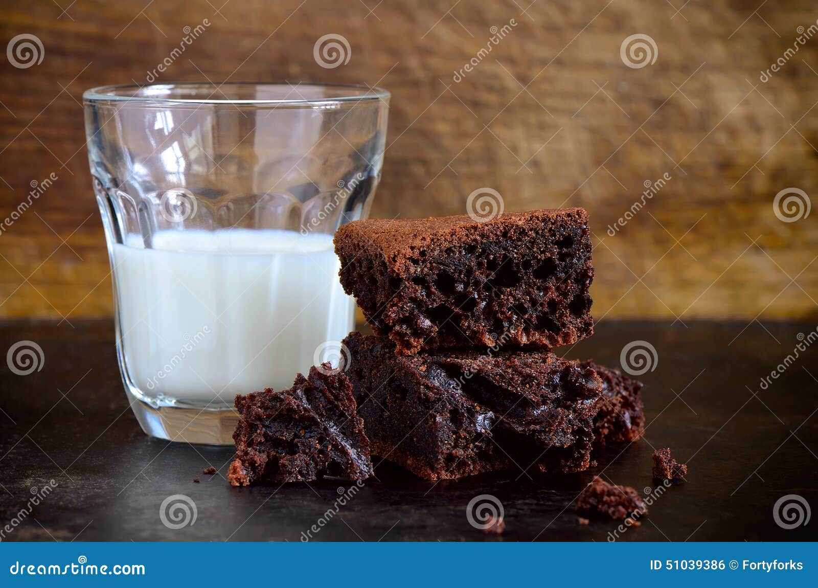 Brownie con latte fotografia stock. Immagine di pasticceria 51039386