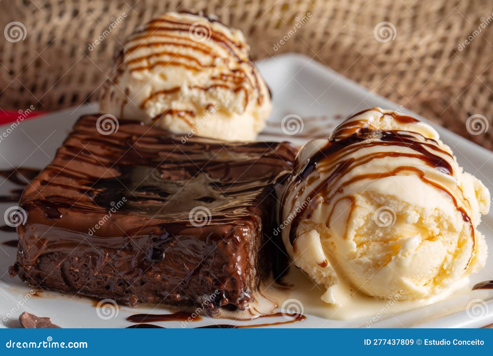 Brownie De Chocolate Con Helado De Vainilla. Imagen de archivo Imagen