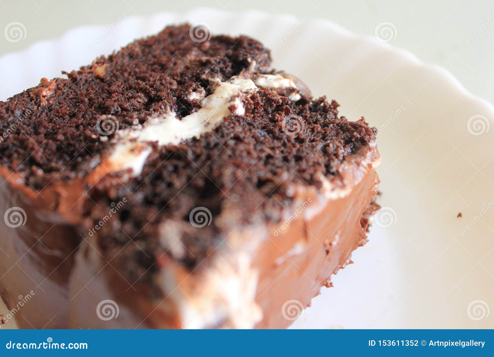 Brownie del dolce su una celebrazione bianca del dessert del piatto. Brownie del dolce su un alimento bianco di celebrazione del dessert del piatto e sui diabetici dolci medici della bevanda