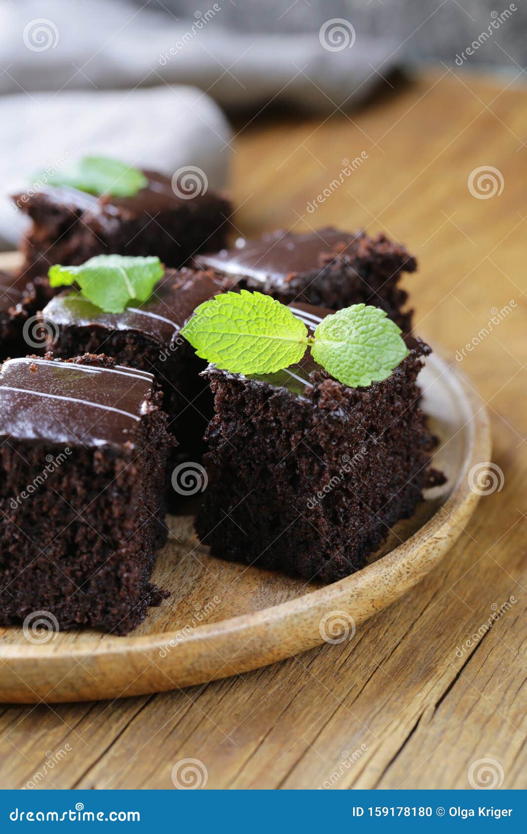 Brownie Schokoladenkuchen stockfoto. Bild von vereisung - 159178180