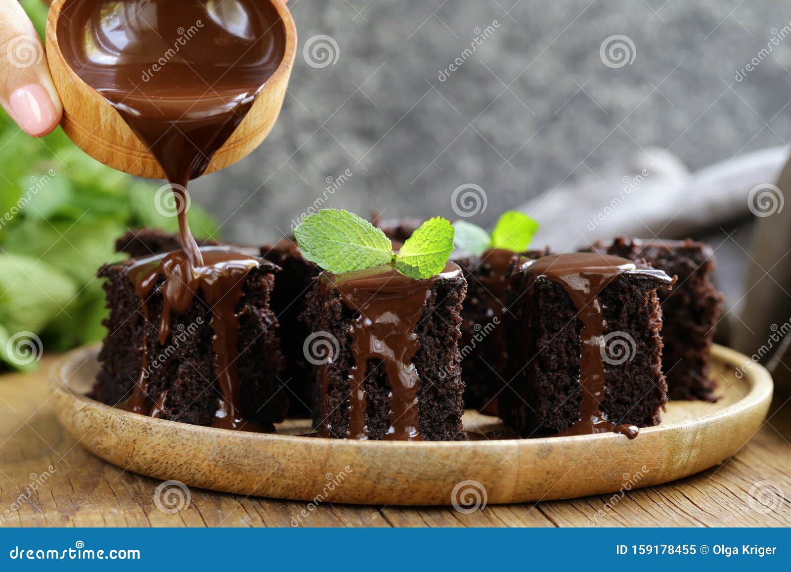 Brownie Schokoladenkuchen stockbild. Bild von backen - 159178455