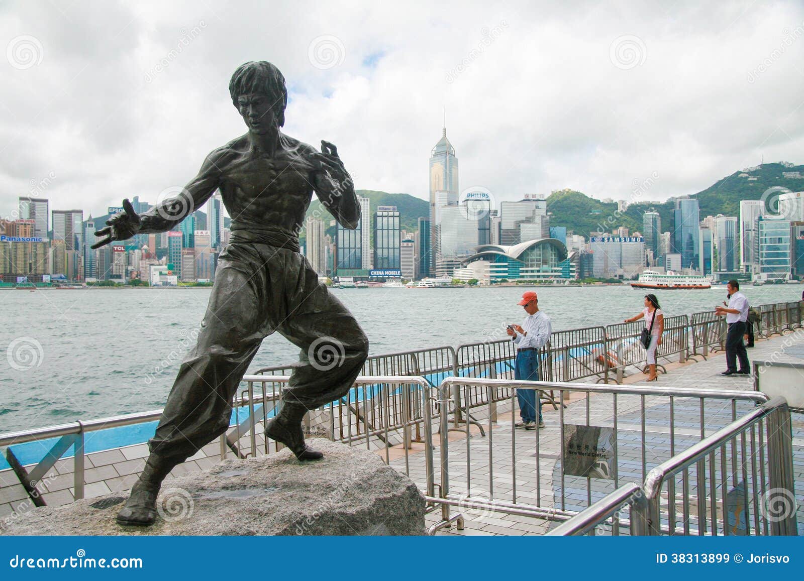 bruce-lee-statue-hong-kong-38313899.jpg