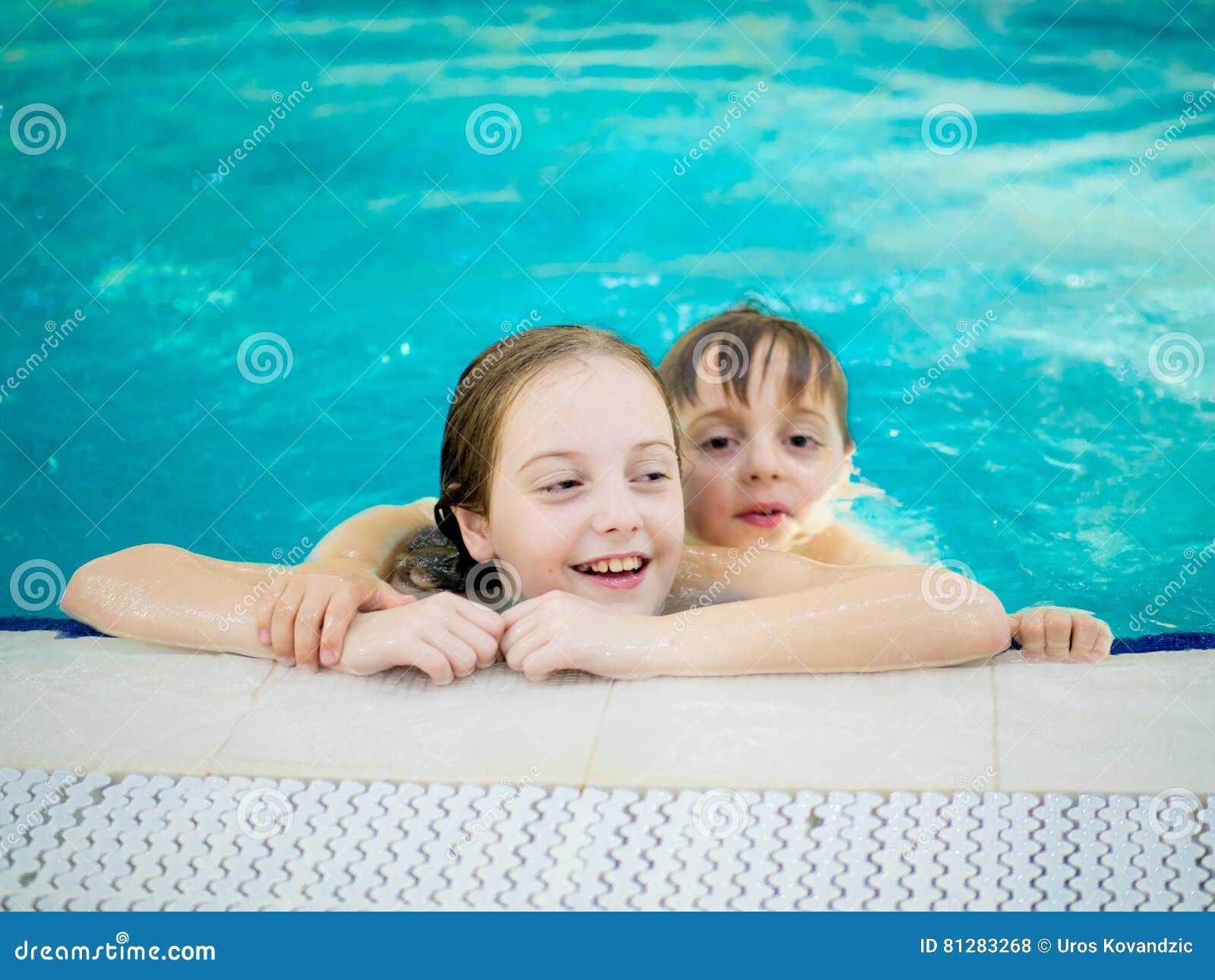 Bruder Und Schwester Im Pool Stockfoto Bild Von Wasser Lächeln 81283268