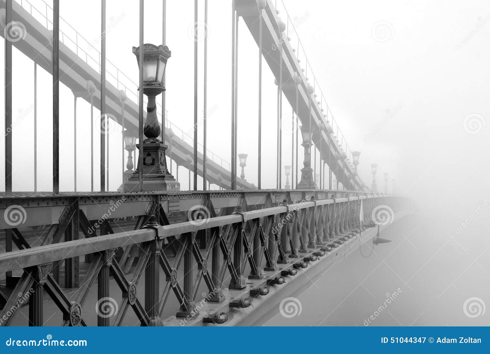 Brug aan nergens. De Brug van de Thaketting in een mistige ochtend Boedapest, Hongarije