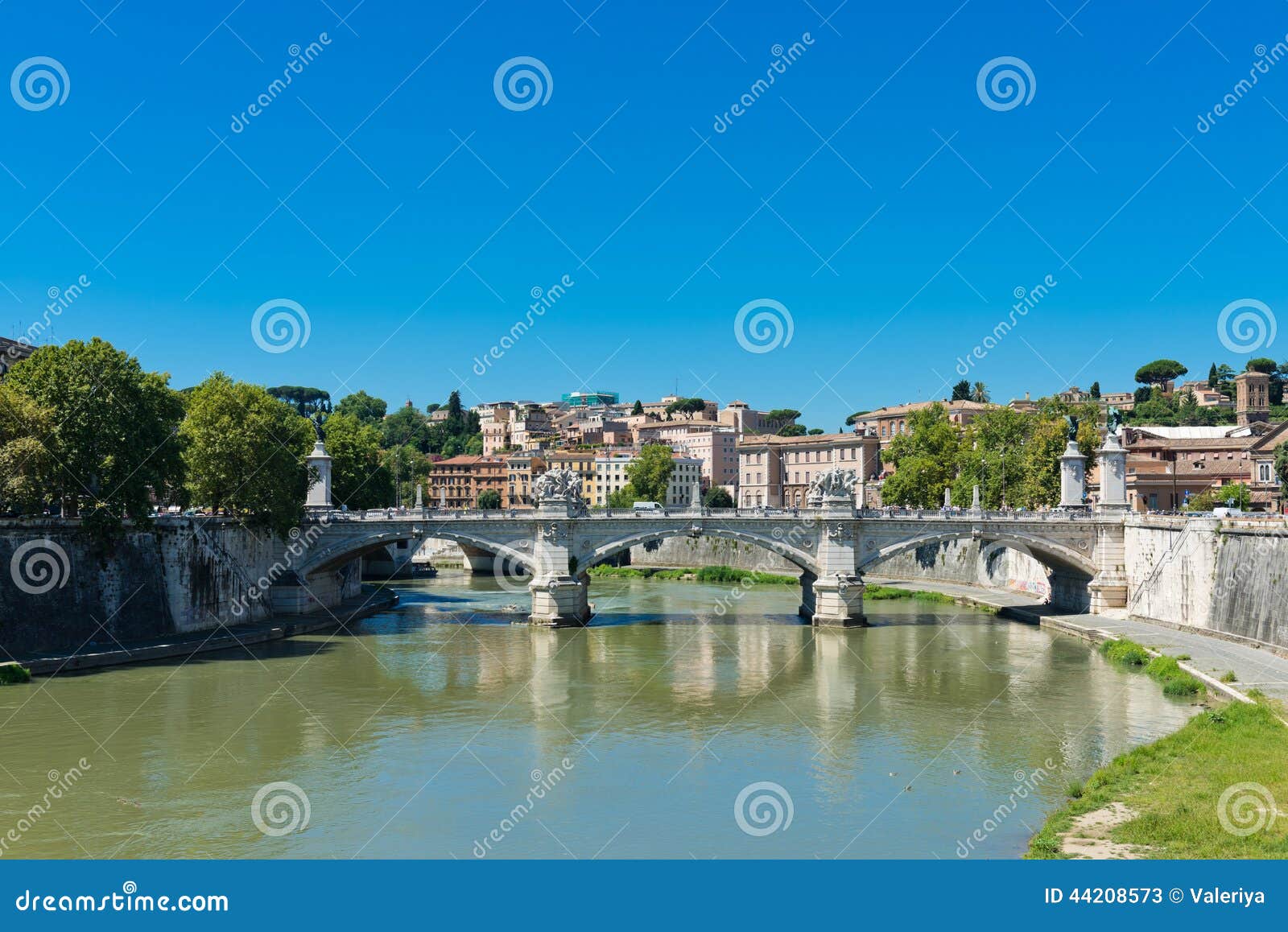 Brug IL Tevere een Ponte Vittorio Emanuele II in Rome, Italië