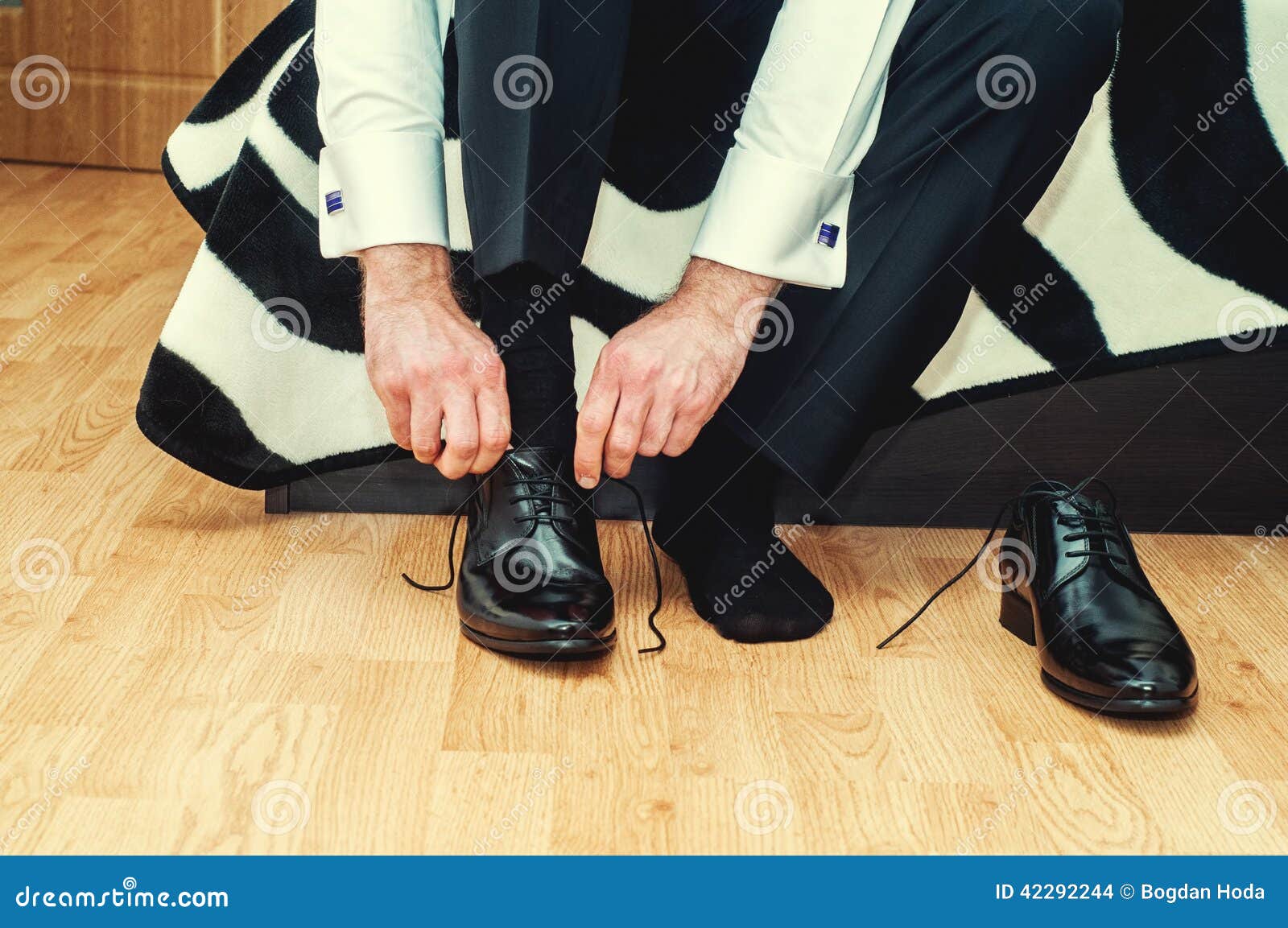 Человек надевает обувь. Бизнесмен надевает обувь. Жених одевает туфли. Businessman надевает обувь ложечкой. Мужчина помогает надевать девушке обувь.