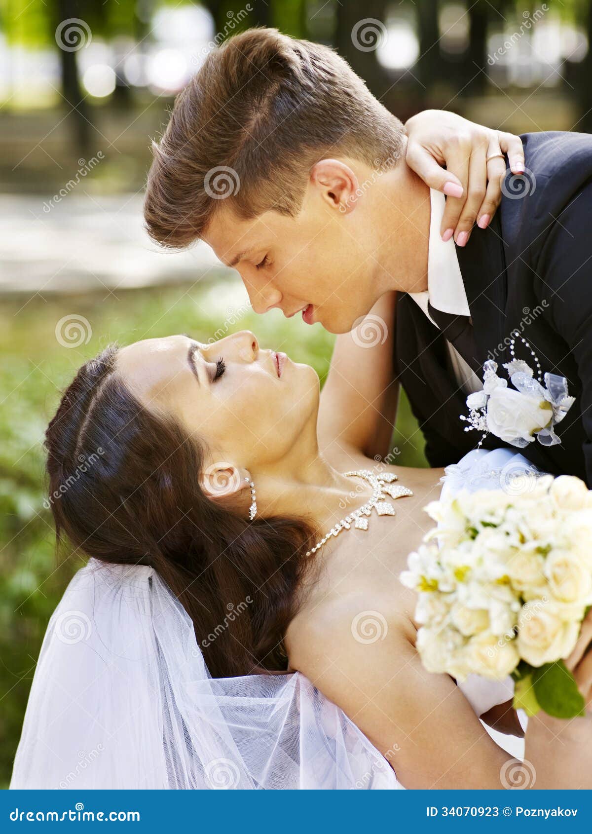 Поцелуй невесту читать. Поцелуй невесты. Жених целует невесту. Невеста на руках у жениха красивые. Поцелуй жениха и невесты.