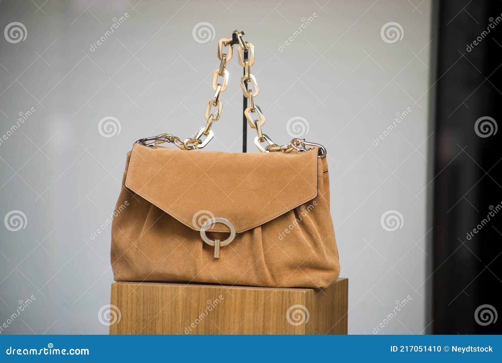 Bruine Handtas in Een Modesleutel Stock Foto - Image of toevallig ...
