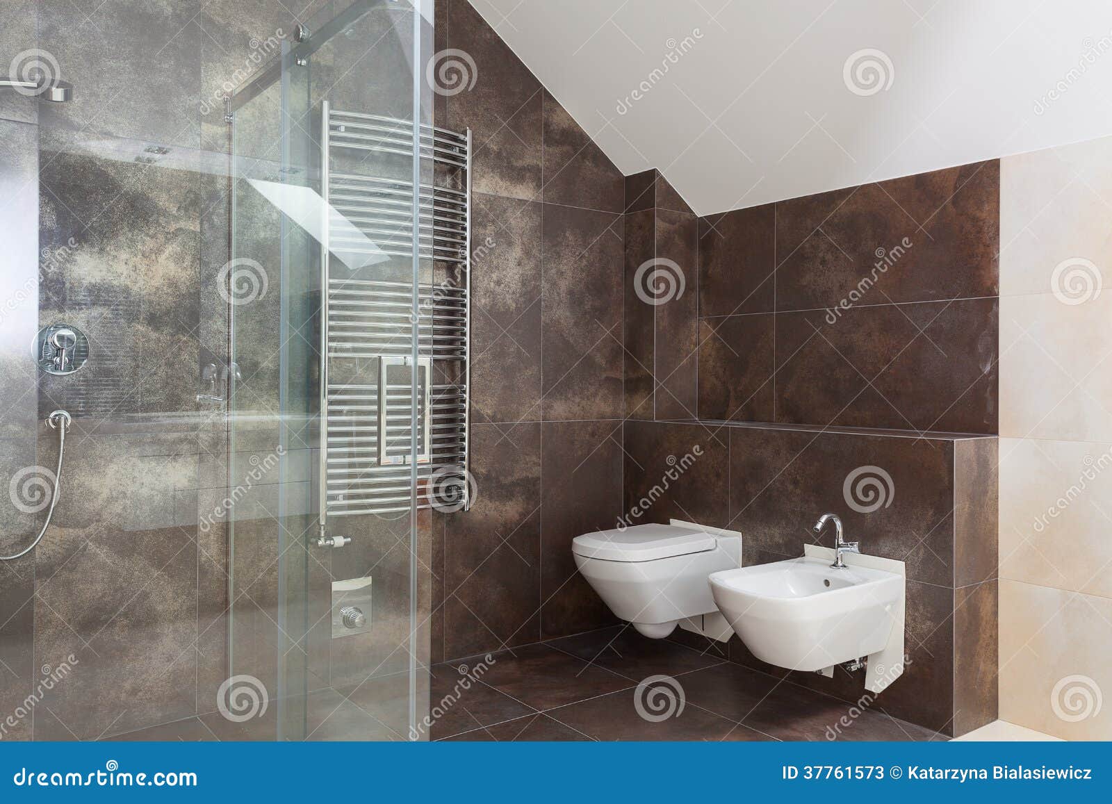Verdeelstuk Berg kleding op Kluisje Bruine Tegels in Moderne Badkamers Stock Afbeelding - Image of douche, bezit: 37761573 Verdeelstuk Berg kleding op Kluisje Bruine Tegels in Moderne Badkamers Stock Afbeelding - Image of douche, bezit: 37761573
