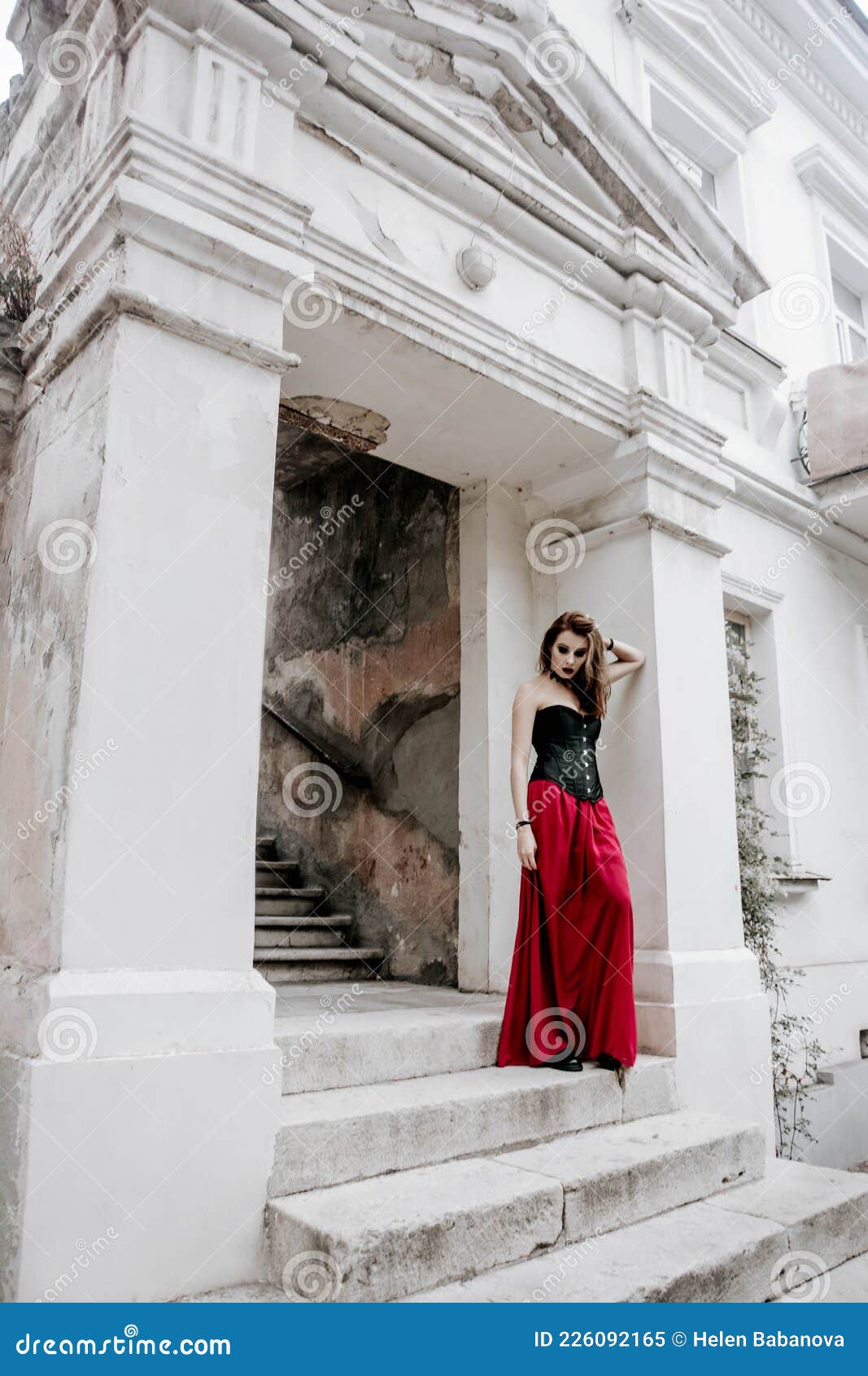 Bruja Halloween Mujer Con Piel Blanca De Nieve Hermosa Con Maquillaje En Corsé Negro Y Vestido Rojo Imagen de archivo - Imagen de retrato, miedo: 226092165 Bruja Halloween Mujer Con Piel Blanca De Nieve Hermosa Con Maquillaje En Corsé Negro Y Vestido Rojo Imagen de archivo - Imagen de retrato, miedo: 226092165