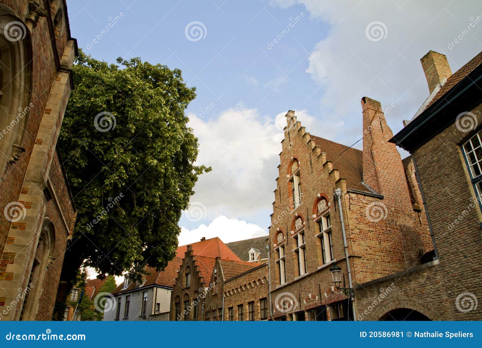 Brujas, Bélgica se dirige el callejón. Callejón medieval de los hogares de Brujas, Bélgica.