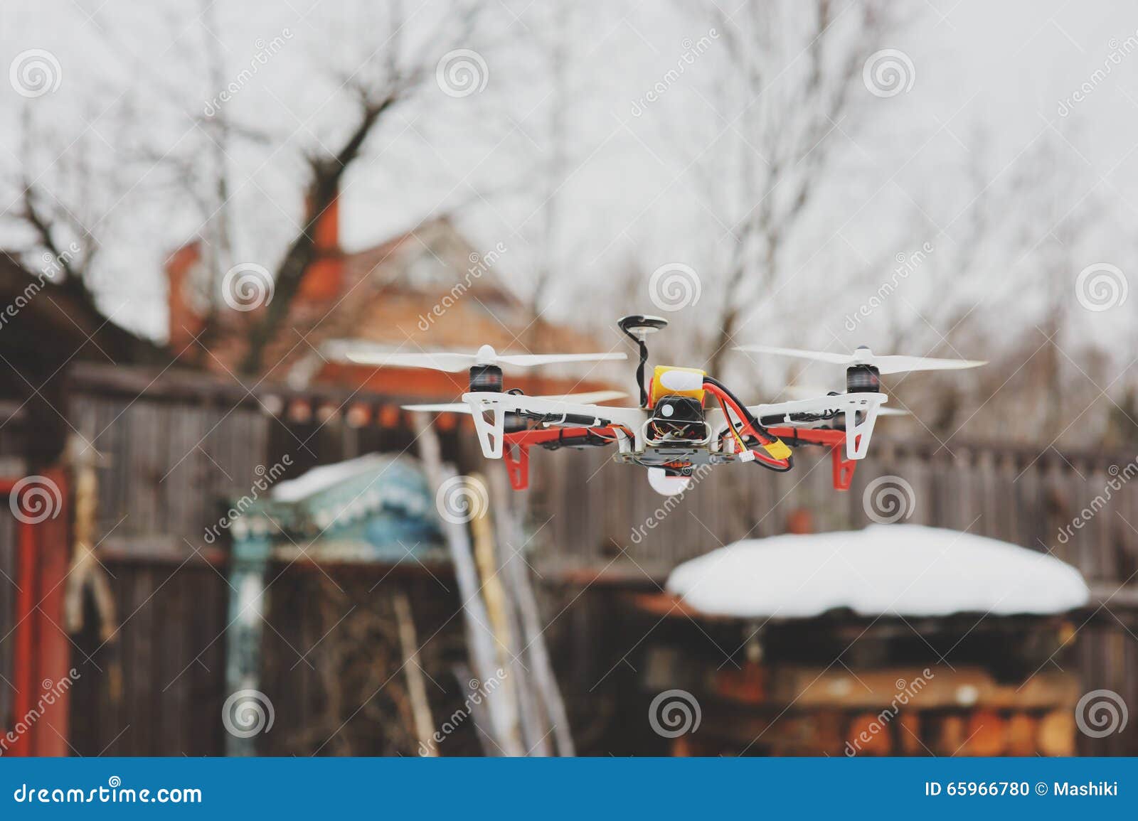 Brummen im Luftflug auf Landschaft Moderne Technologien für das Gefangennehmen des Fotos und des Videos Frost, dunkelblauer Himmel