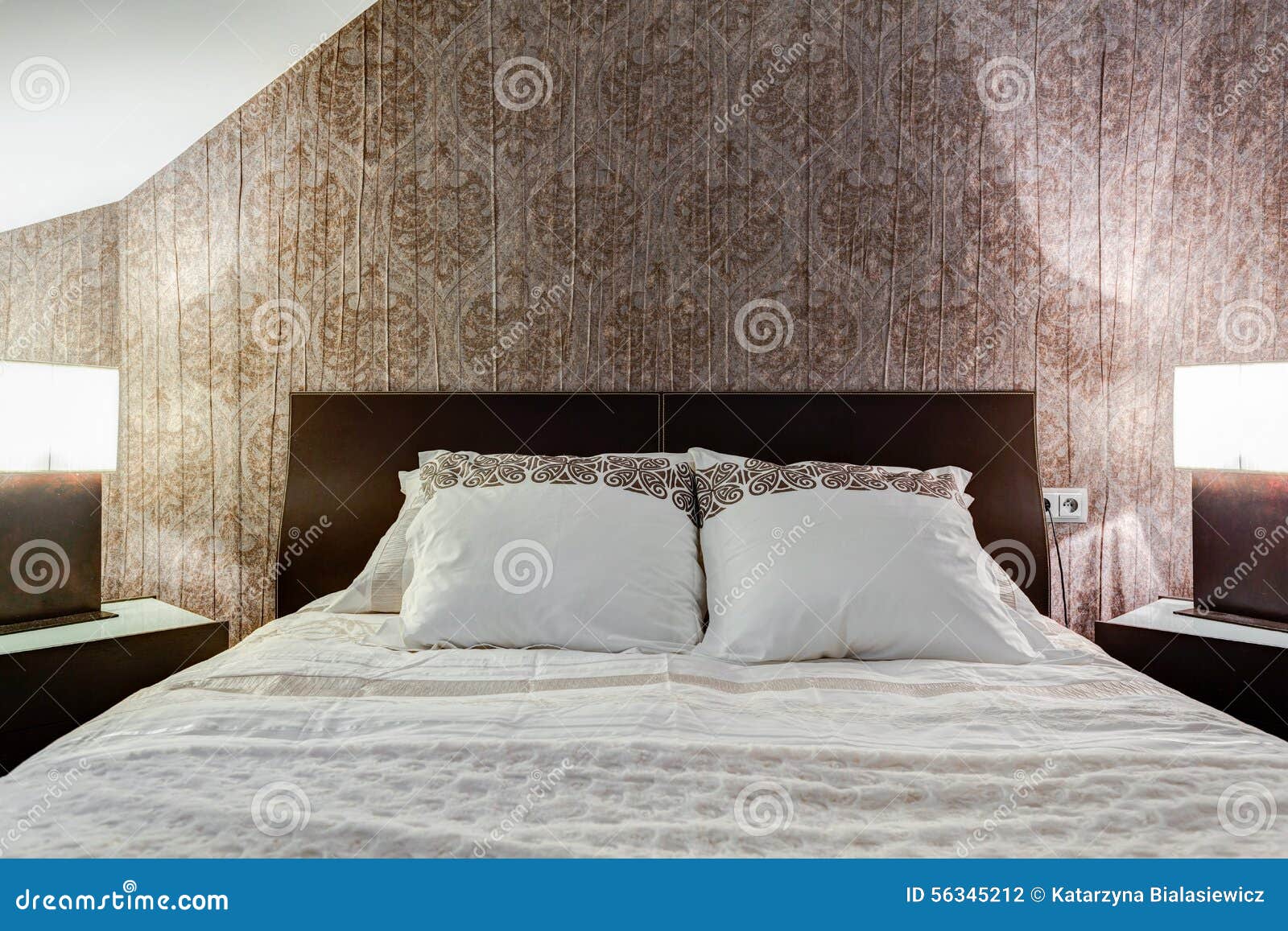 Brun tapet i elegant sovrum arkivfoto bild: 56345212