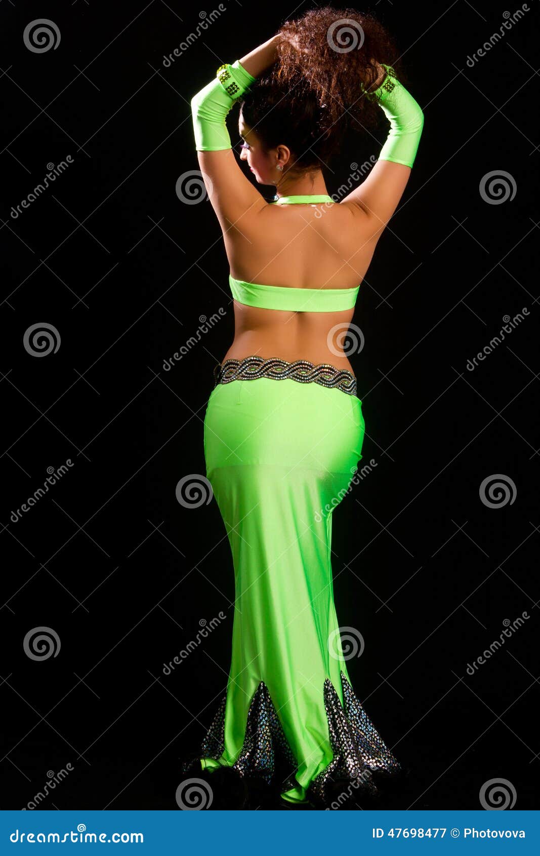 Brune Dans Une Danse Orientale De Costume Vert Image stock - Image du  coloré, grace: 47698477