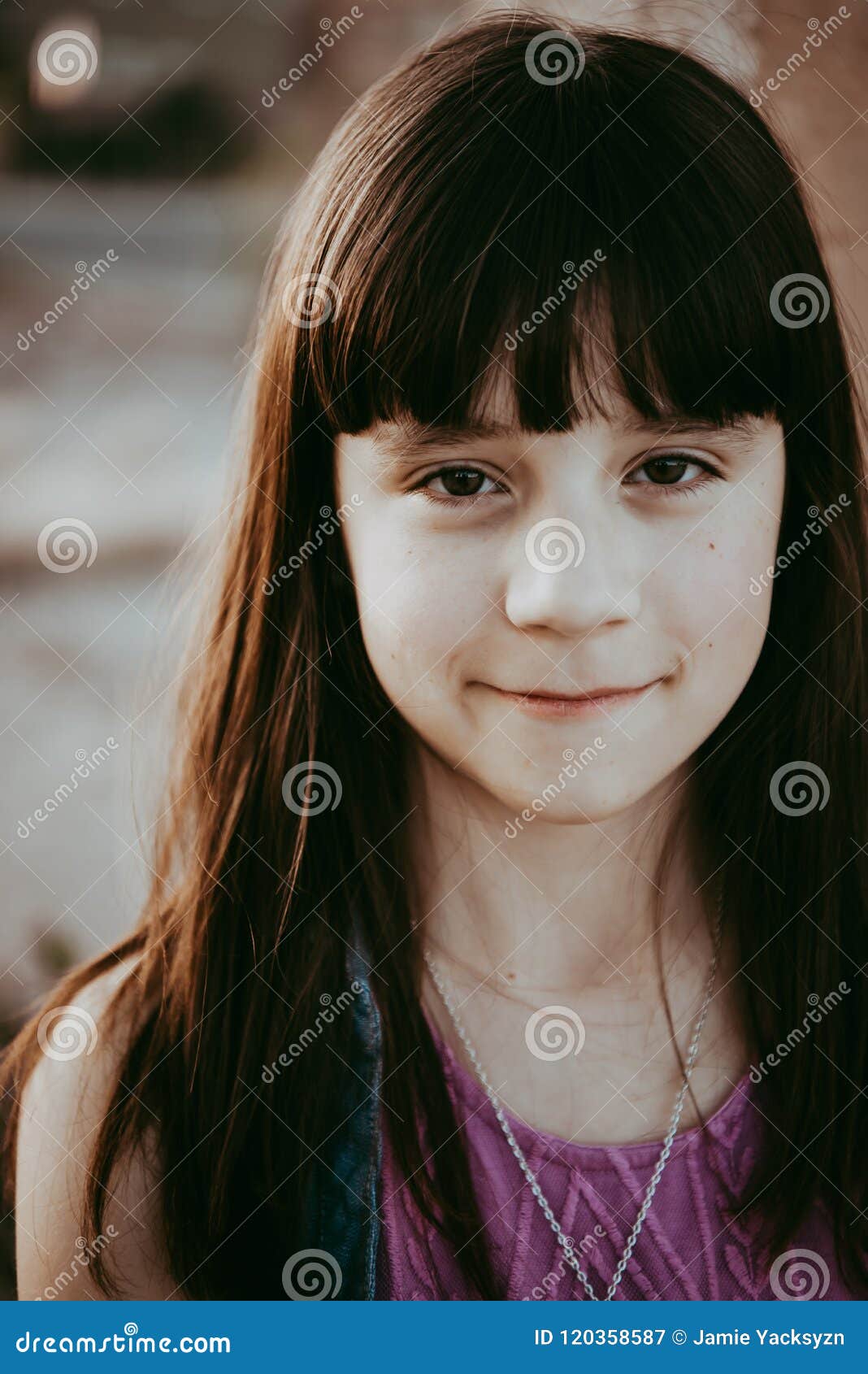 Brune de fille de 10 ans image stock. Image du vieux - 120358587