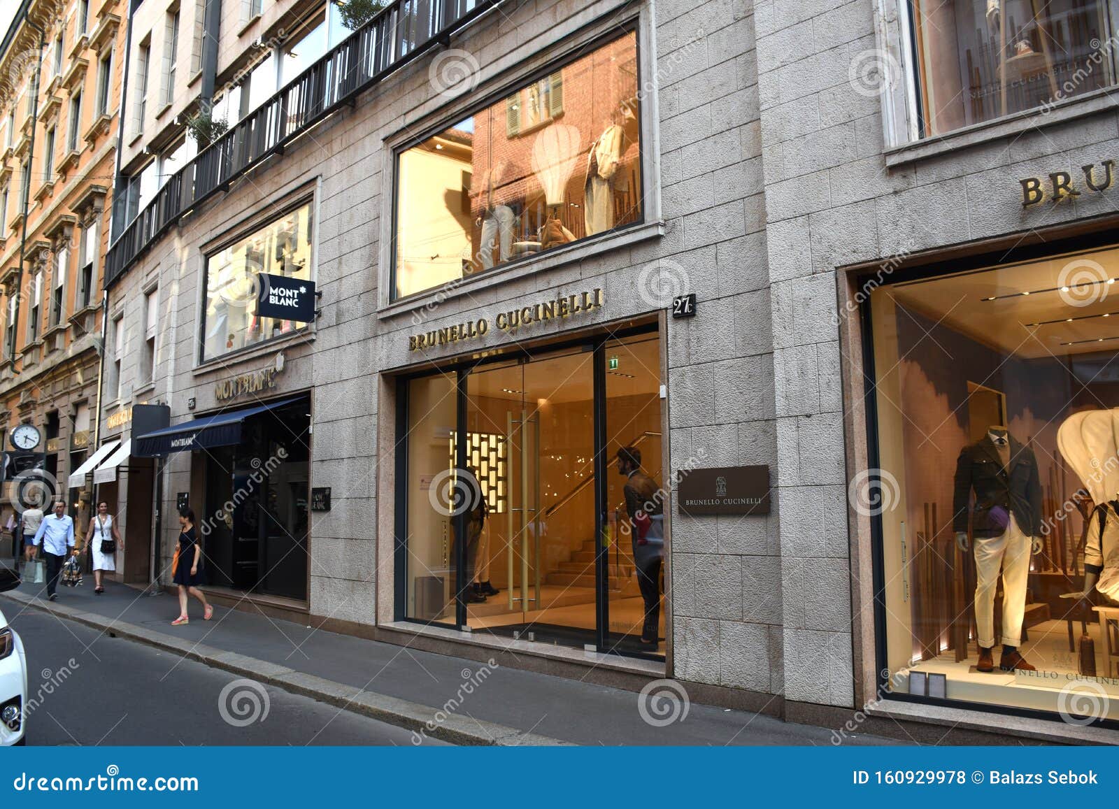 onpeilbaar Verdeel toespraak Brunello Cucinelli Store Displays in the Fashion District of Milan  Editorial Stock Photo - Image of business, iconic: 160929978