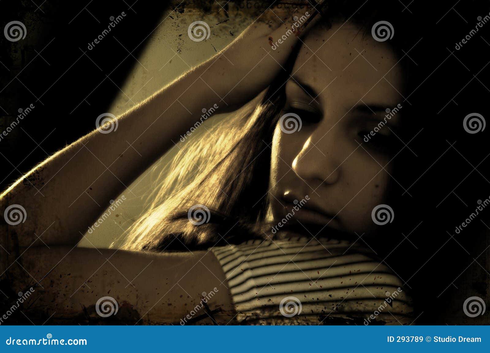 Brunette Daydreaming. Il giovane brunette Voluptuous daydreams in una stanza scura, protetta da un indicatore luminoso molle e caldo