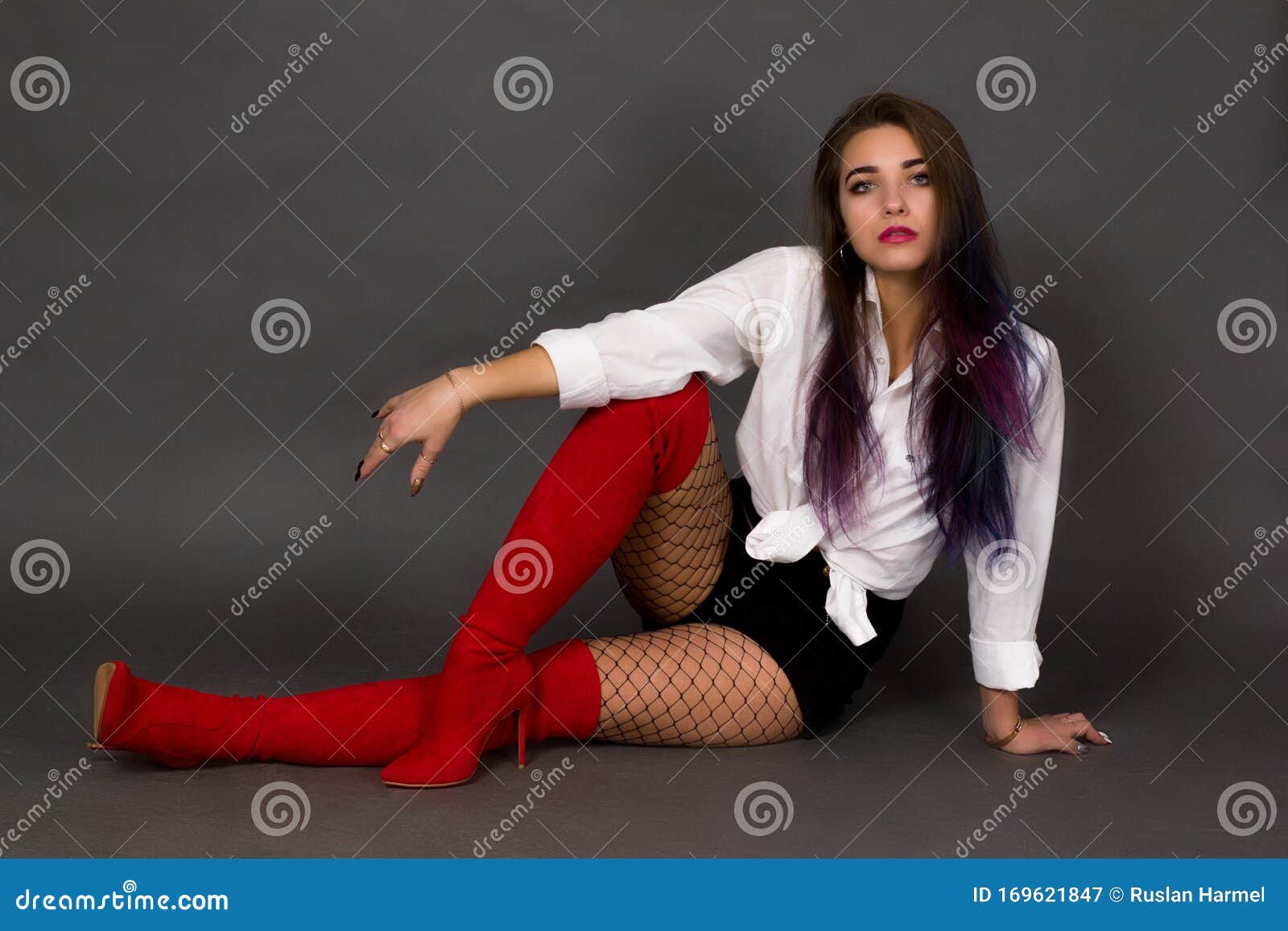 Mujer Con Calcetines Rojos De Navidad, Botas Sentadas En Un Balcón En Las  Montañas Fotos, retratos, imágenes y fotografía de archivo libres de  derecho. Image 176351425